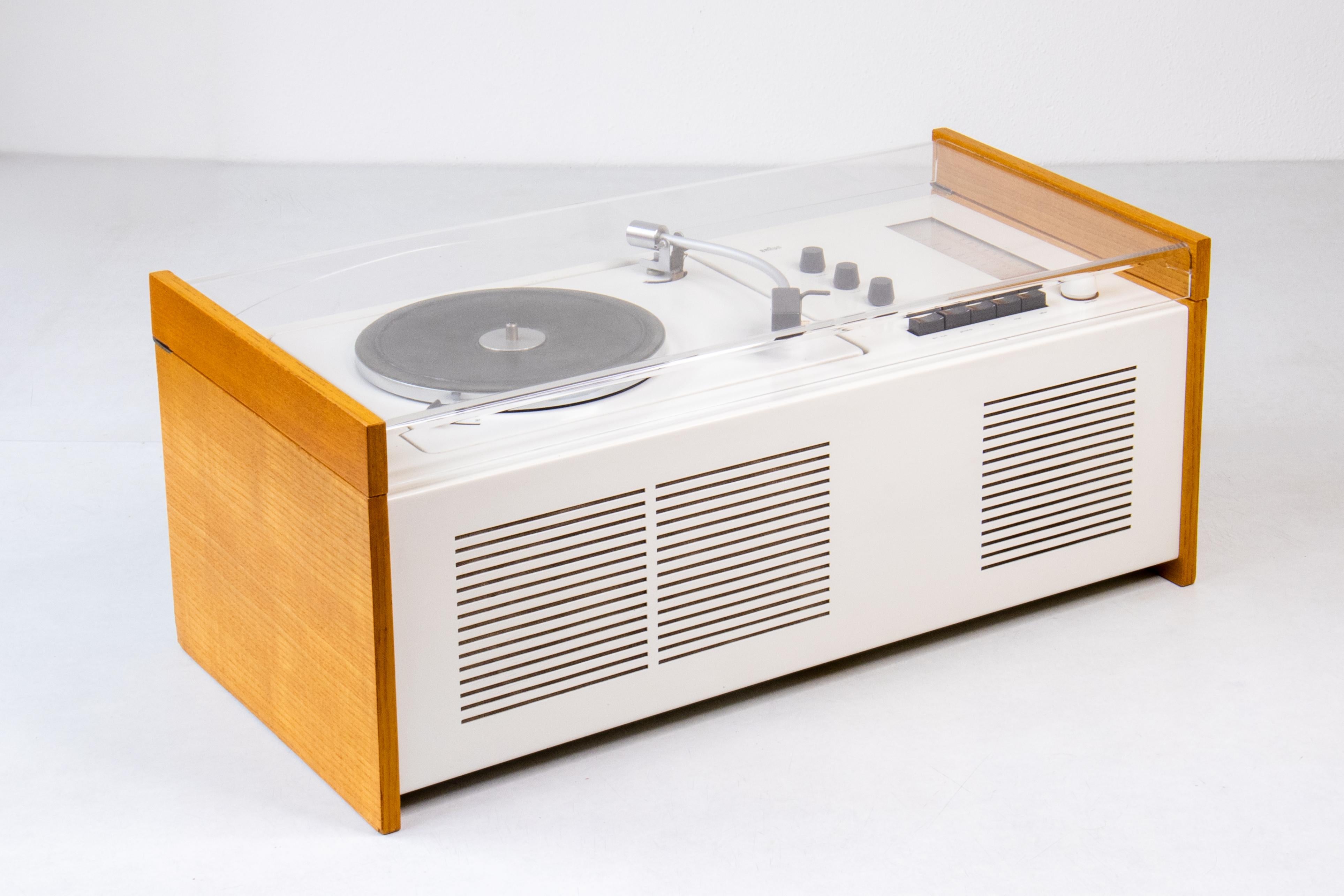 Conçu par Dieter Rams et Hans Gugelot pour Braun, ce système audio intégré SK55 