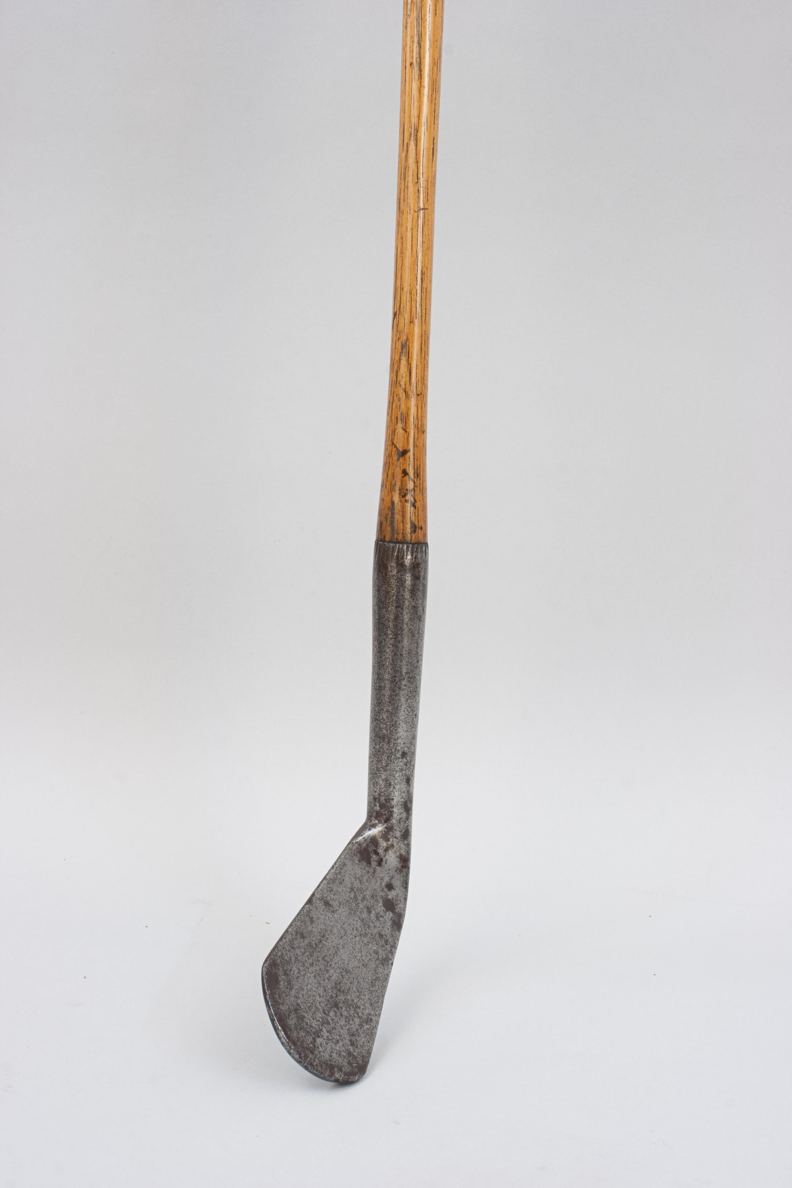 Early Dish Faced Golf Club, Gray Iron In Good Condition For Sale In Oxfordshire, GB
