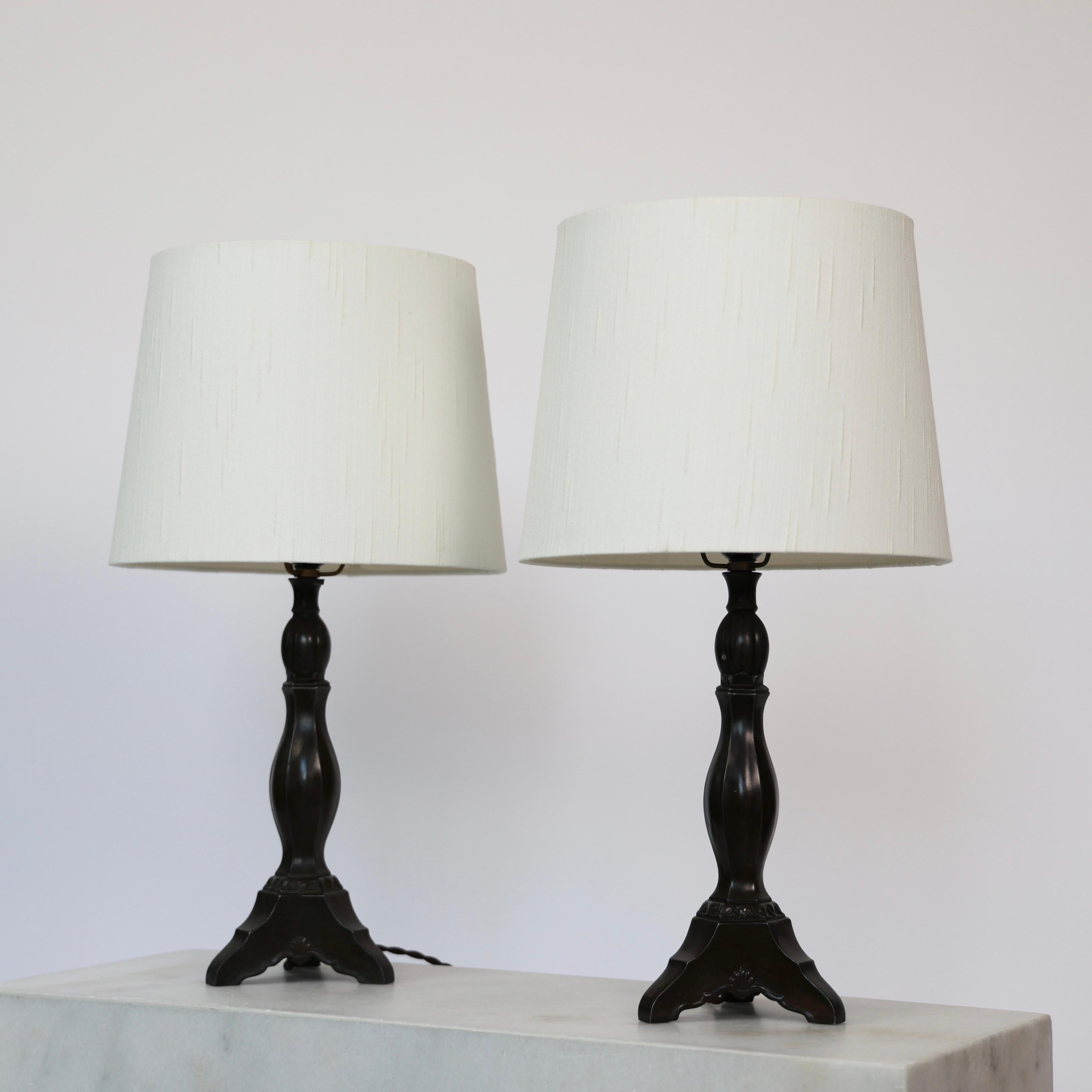 Rare lampe de table Diskometal Early-Work fabriquée par Just Andersen dans les années 1920.

* Ensemble (2) de lampes de table diskometal avec base tripode, col étroit et abat-jour blanc.
* Designer : Just Andersen
* Style : D01
* Année : 1926
*