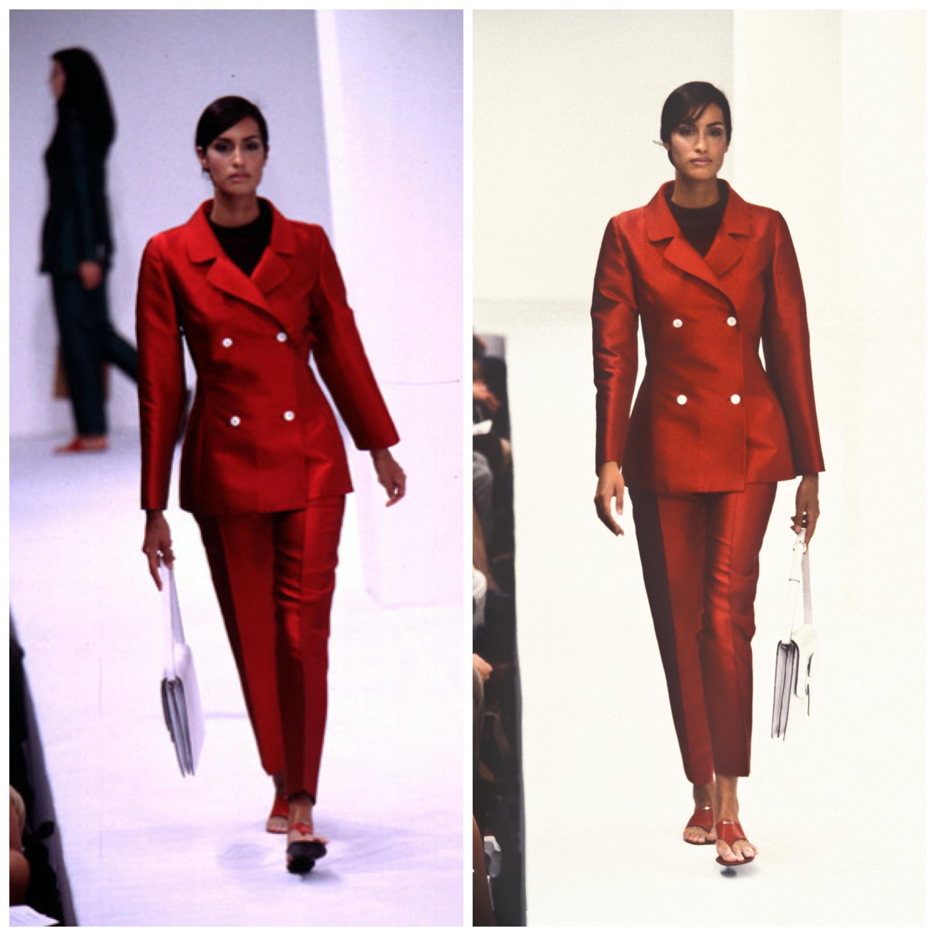 Early Dolce&Gabbana Vintage SS 1996 Runway cherry red silk perfectly tailored blazer worn by Yasmeen Ghauri on the Fashion Show. Size IT 42. Mint condition.