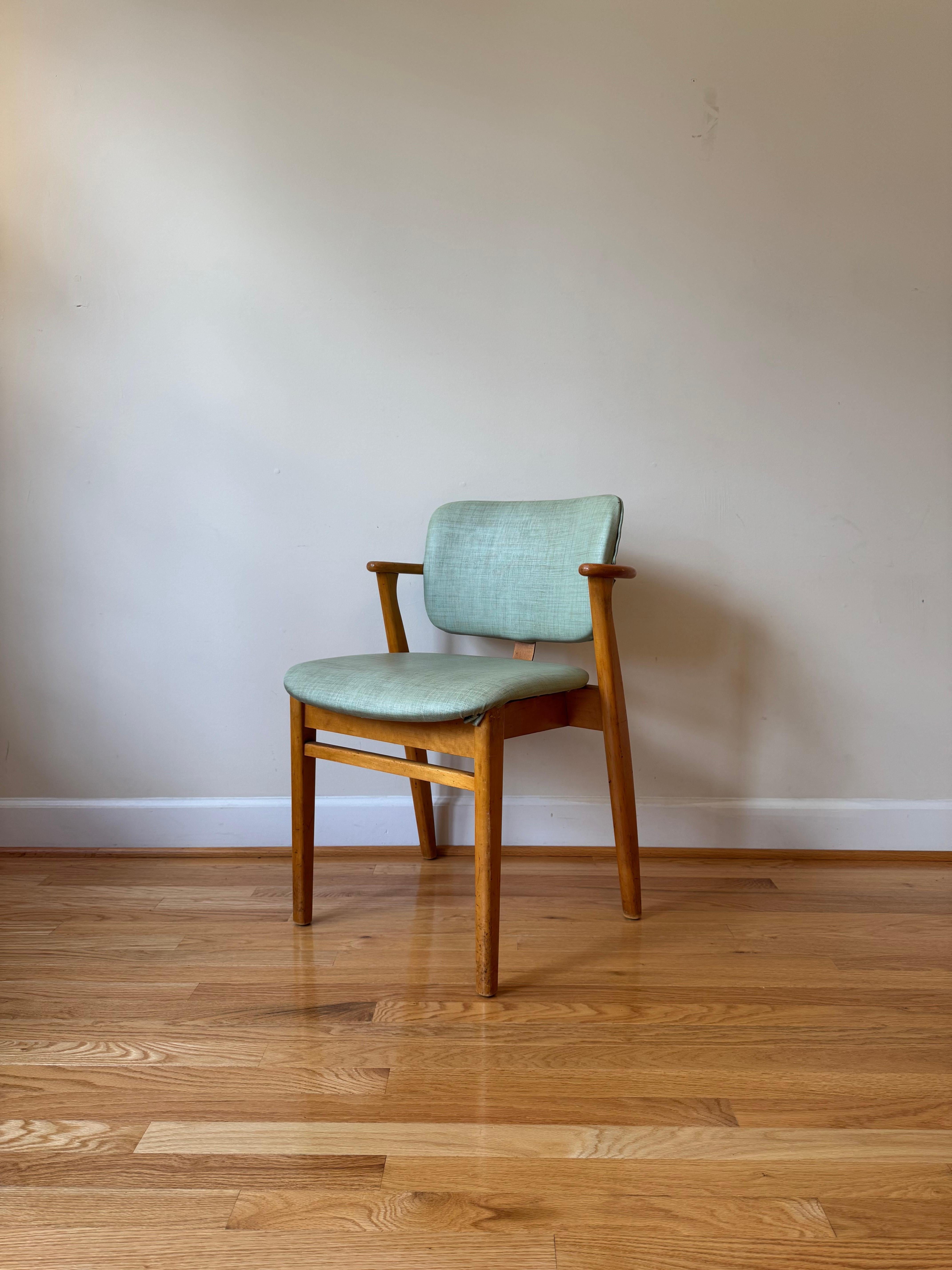 Der Domus Chair, ein Meisterwerk des modernen Möbeldesigns, wurde als Teil einer Möbelserie für den Studentenwohnkomplex Domus Academica in Helsinki entworfen. 

Der Domus Chair, der so bequem ist, dass man lange Zeit auf ihm sitzen kann, war