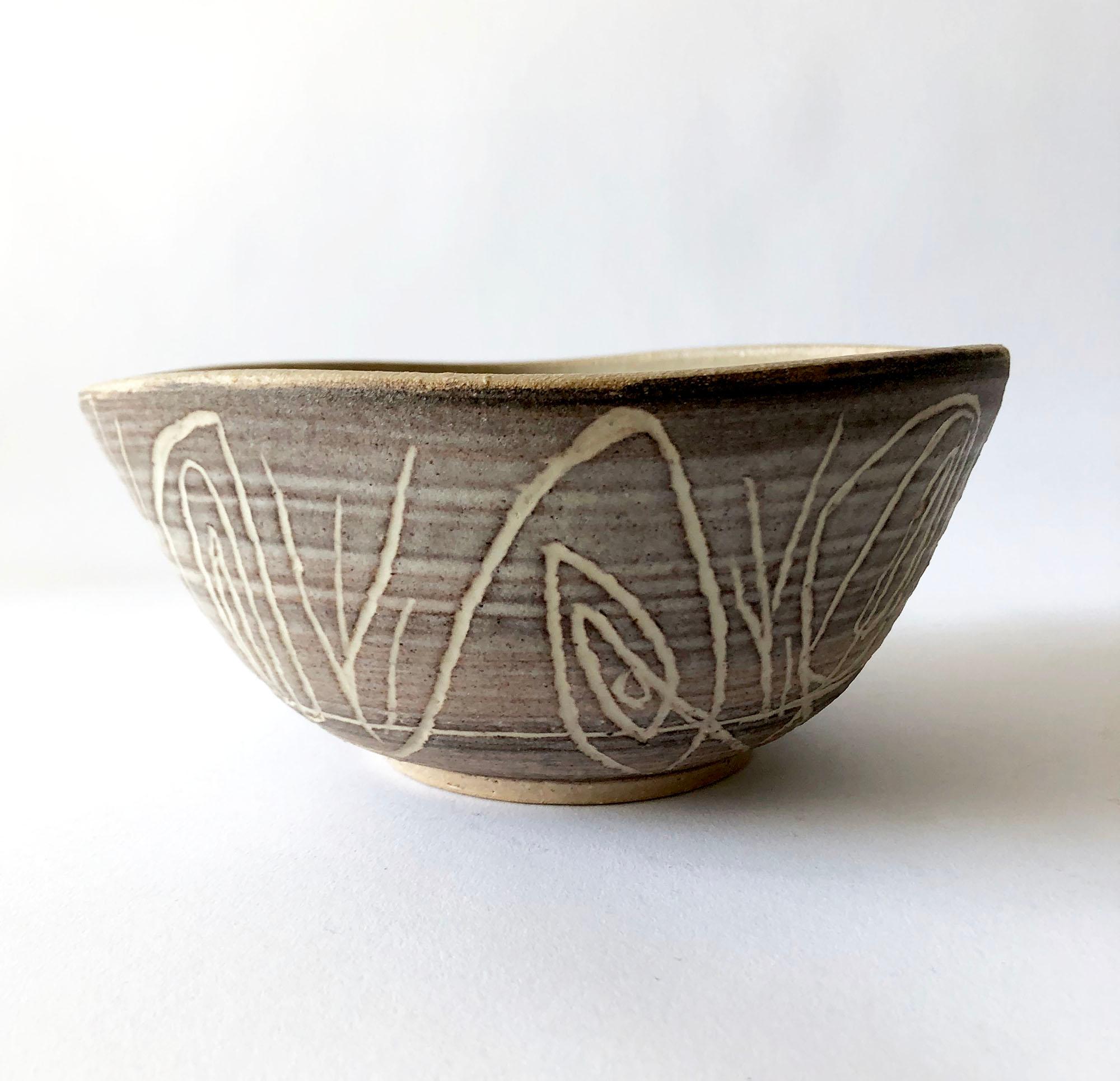 Frühe Dora De Larios California Studio Pottery Schale mit abstraktem, modernem Design (Moderne der Mitte des Jahrhunderts) im Angebot