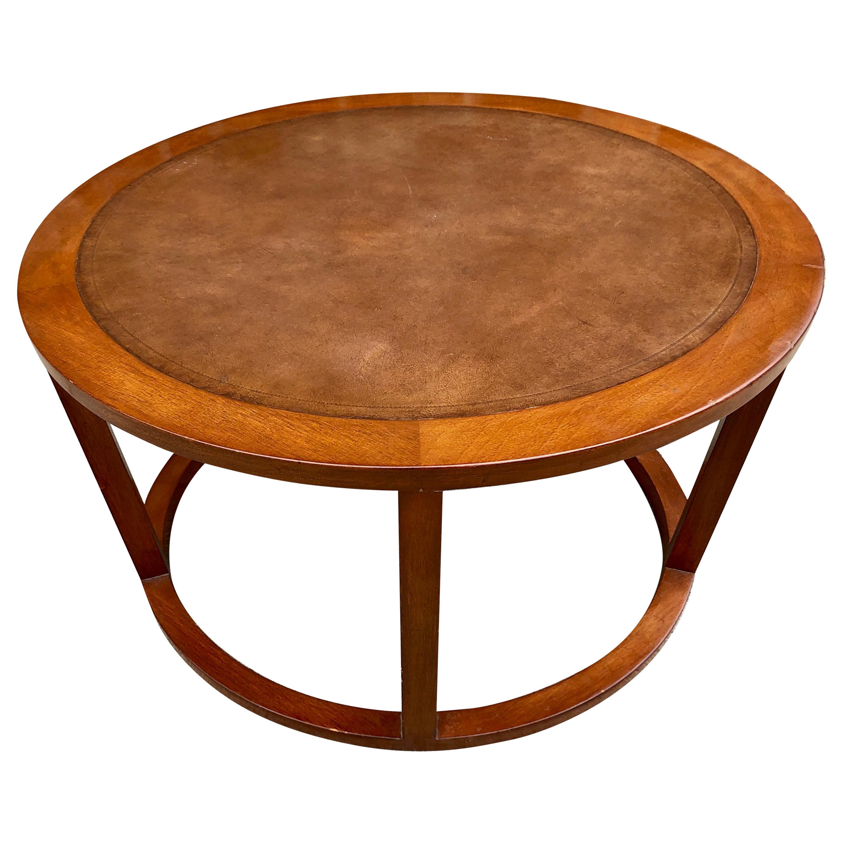 Un ejemplo temprano de la transición de Edward Wormley al diseño de muebles modernos. Armazón de caoba con parte superior de cuero incrustado. Marca Dunbar en la parte inferior.