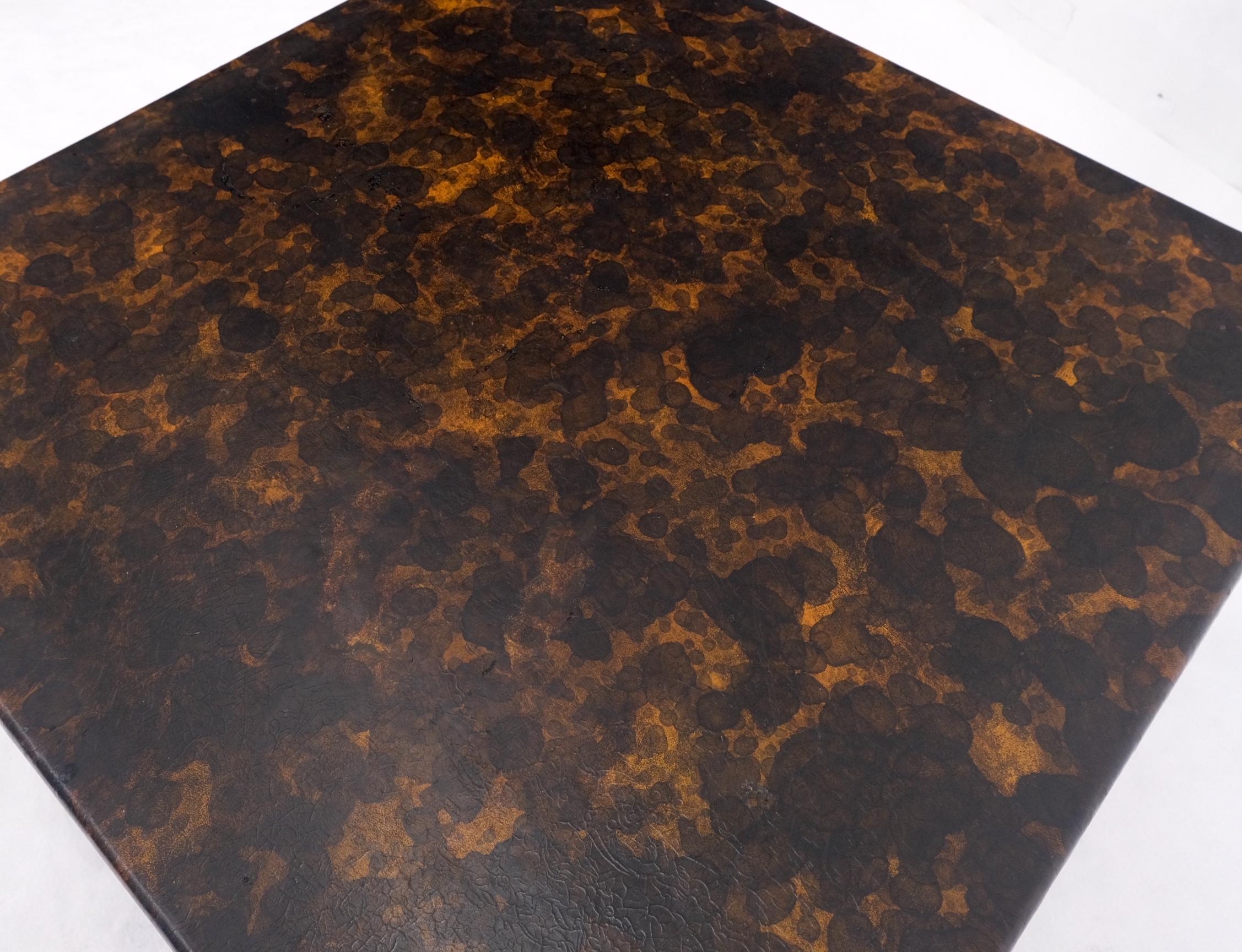 Table basse carrée Dunbar ancienne en cuir et bois, finition tortue d'or.