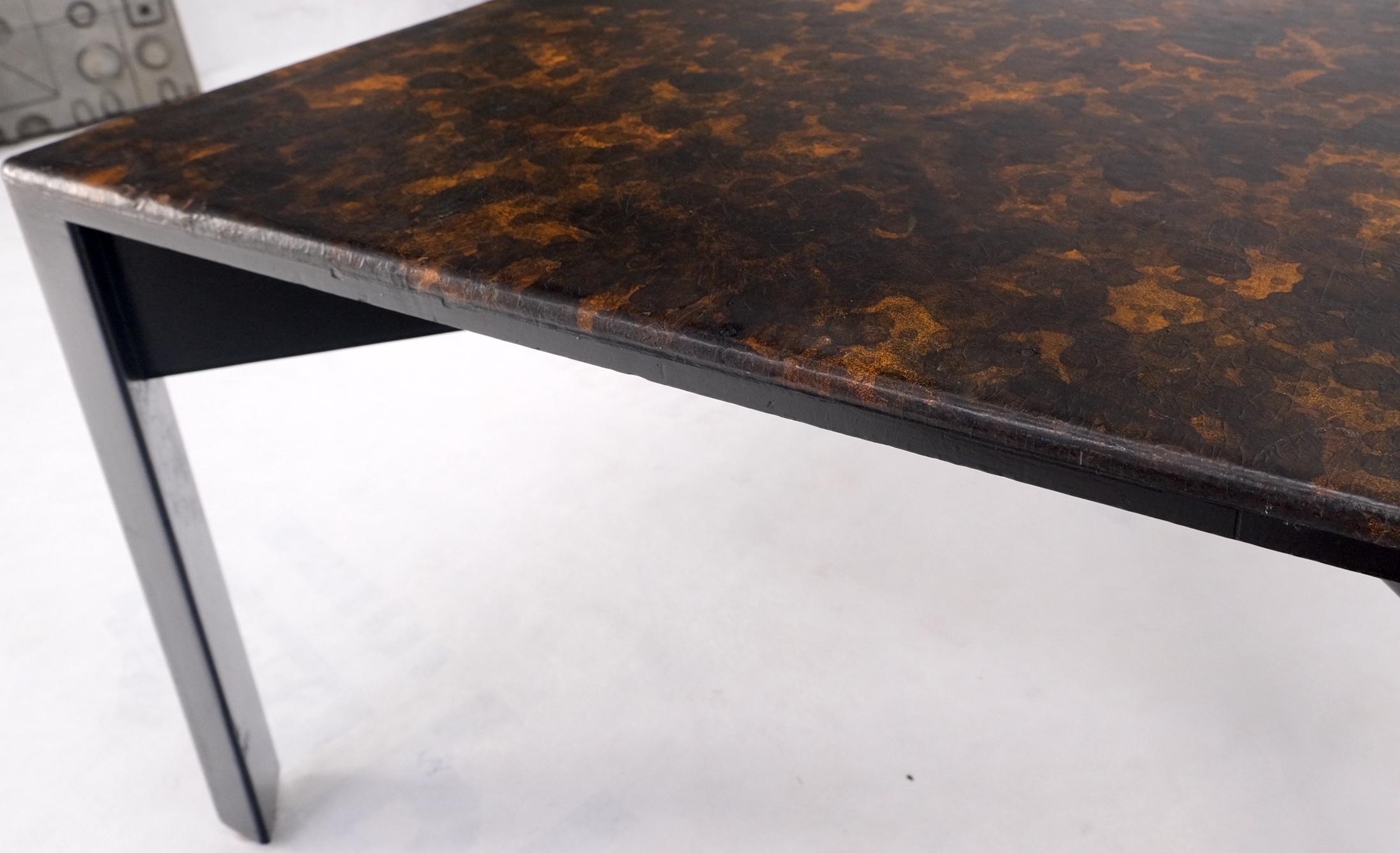 Mid-Century Modern Table basse carrée en bois et cuir Faux Gold Tortoise Finition Dunbar Early Dunbar en vente