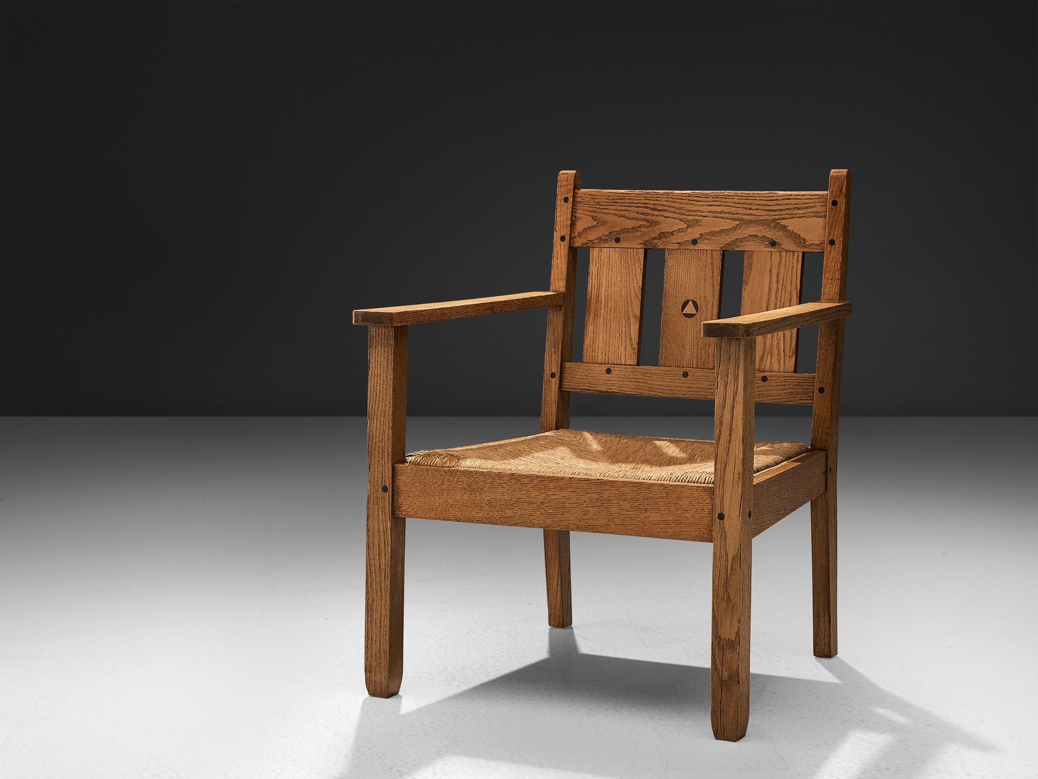 Fauteuil, chêne, corde, Pays-Bas, vers 1910

Cette chaise longue hollandaise précoce est exécutée en chêne et est conçue par 't Binnenhuis et attribuée à Jac van den Bosch. La chaise est majestueuse, solennelle et conçue selon les principes de 't