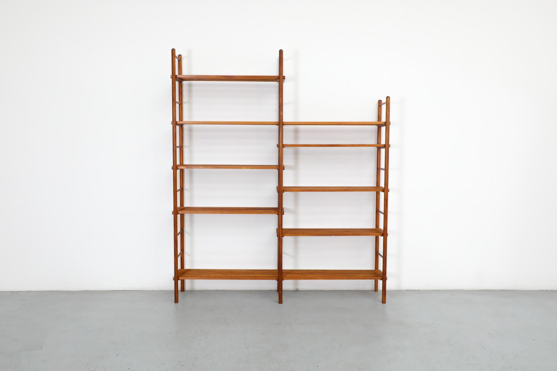 Estantería modernista holandesa de dos cuerpos con listones y laterales de escalera Holandés