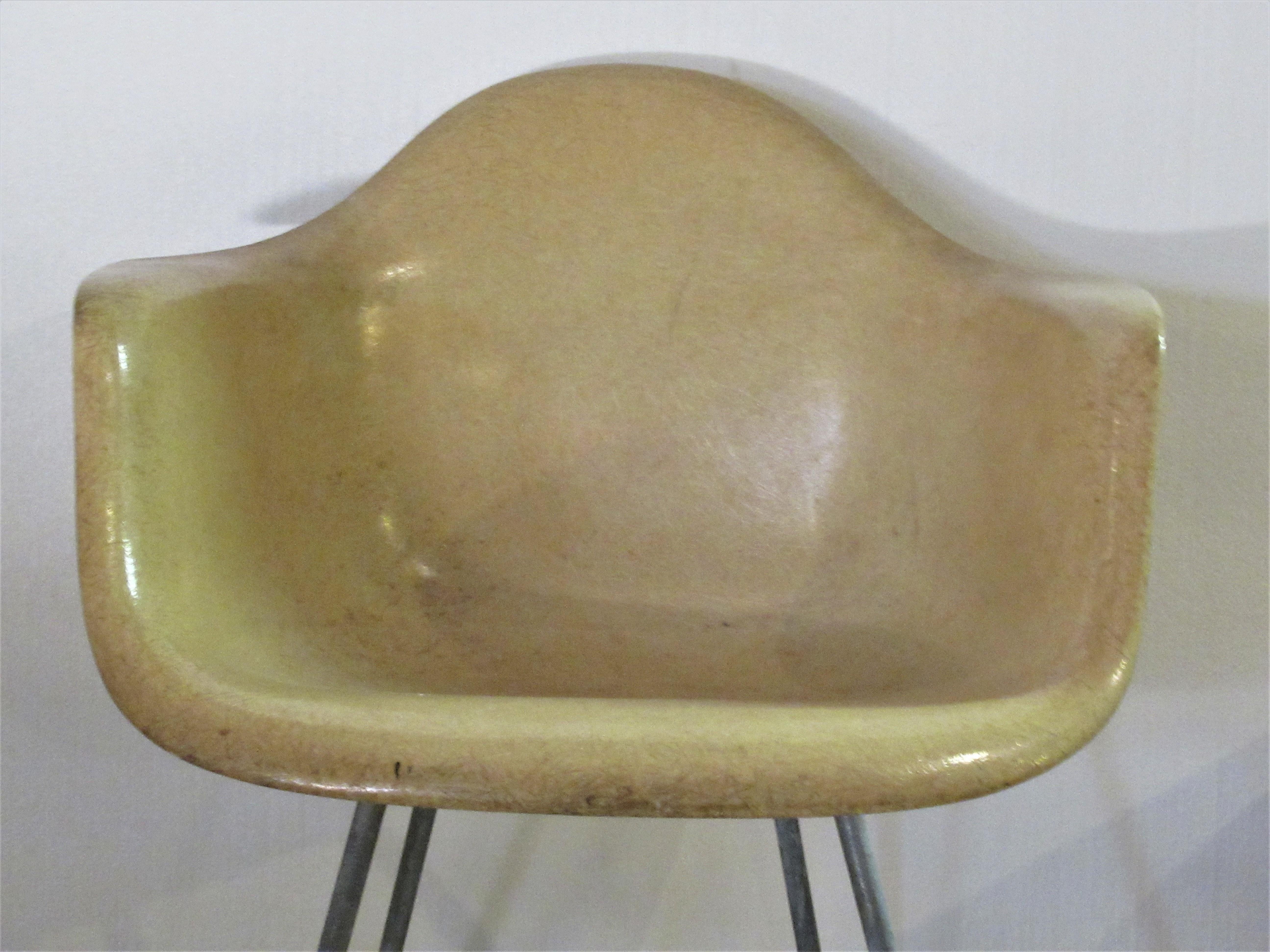 Early second generation fiberglass bucket shell lounge dining chair by Charles and Ray Eames with original X base, large shock mounts and foot glides. Early 1950s. Look at all pictures and read condition report in comment section.