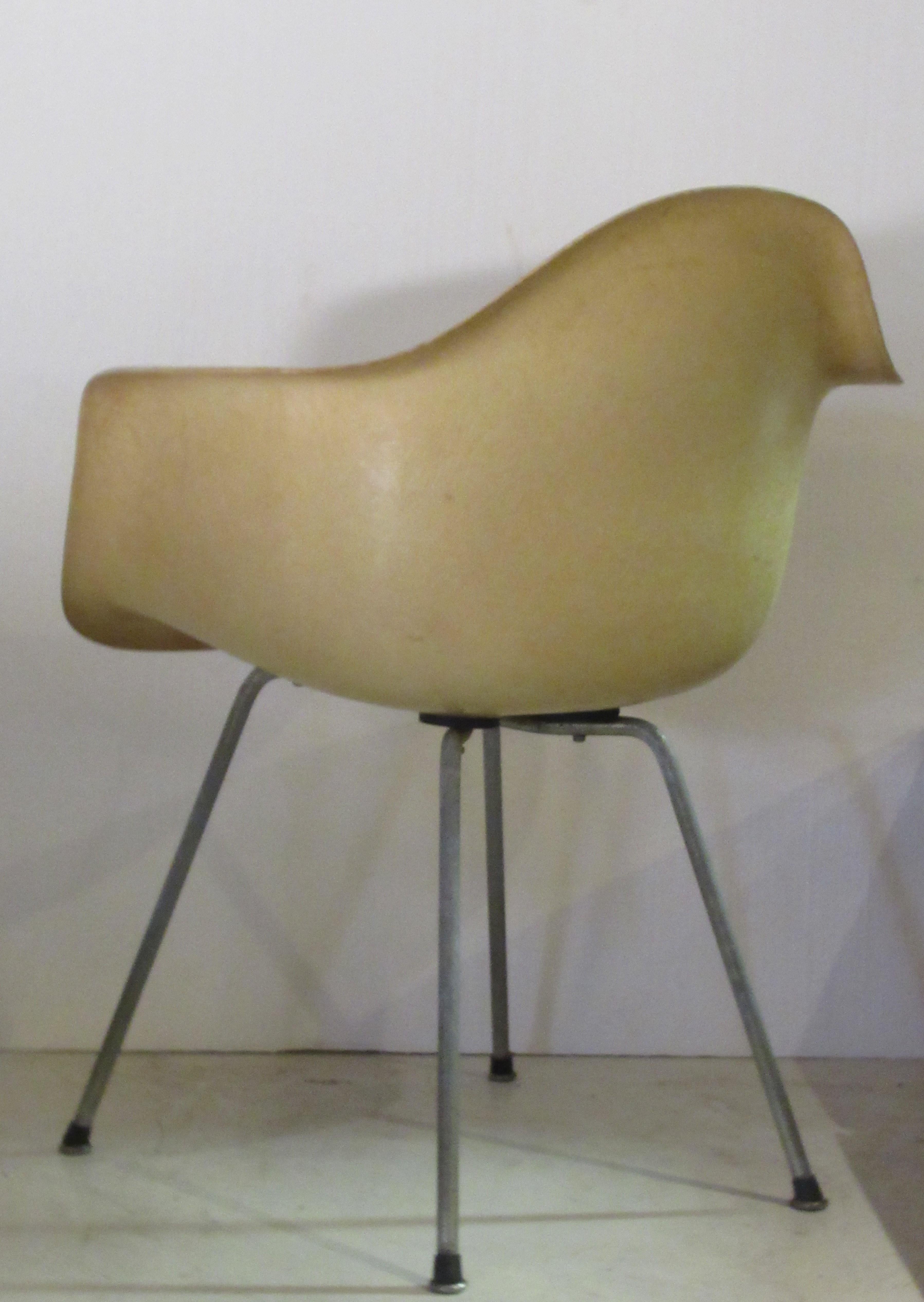 Mid-Century Modern Early Eames Second Generation Fiberglass Bucket Shell Chair