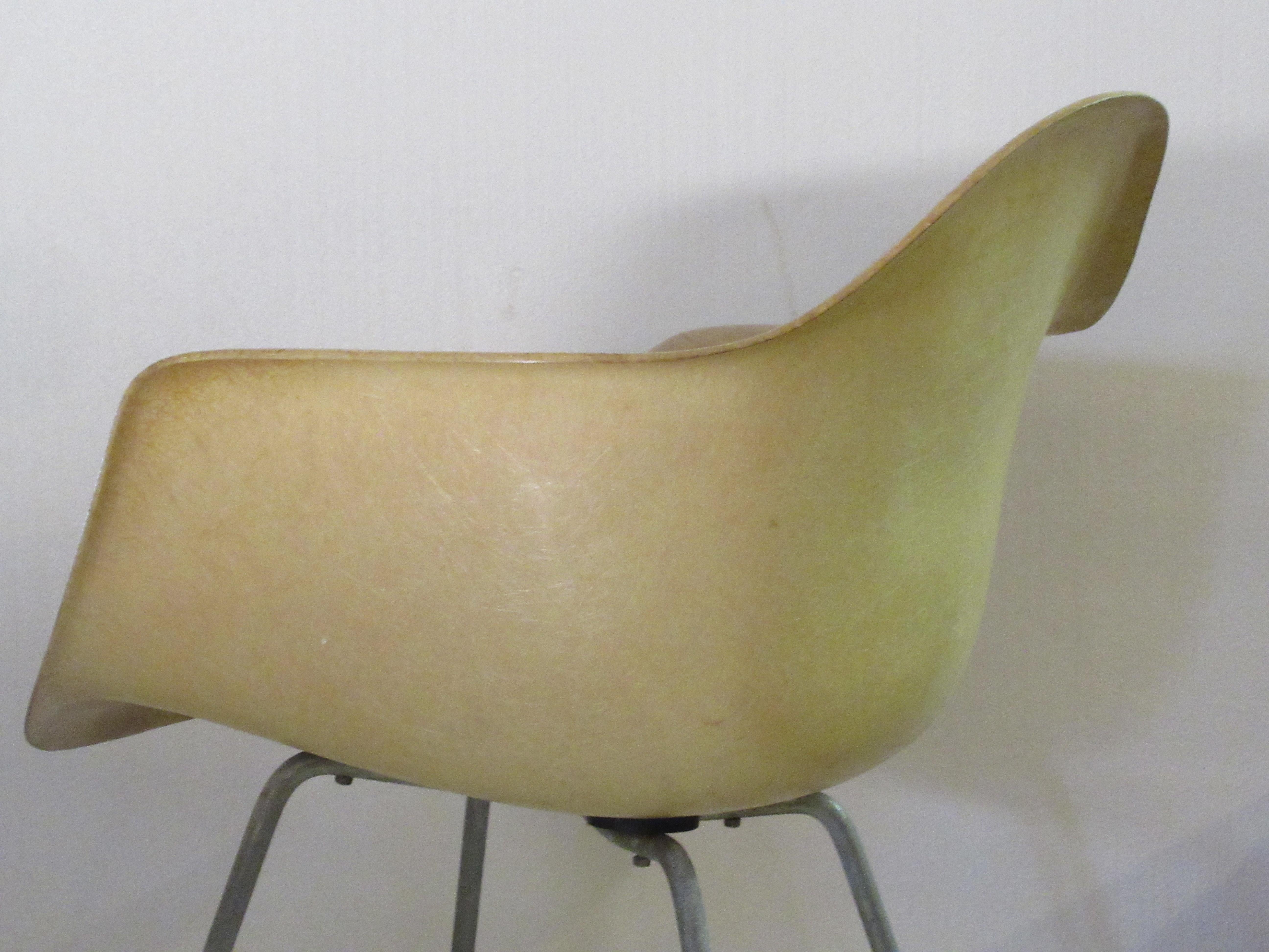 Early Eames Second Generation Fiberglass Bucket Shell Chair In Good Condition In Rochester, NY
