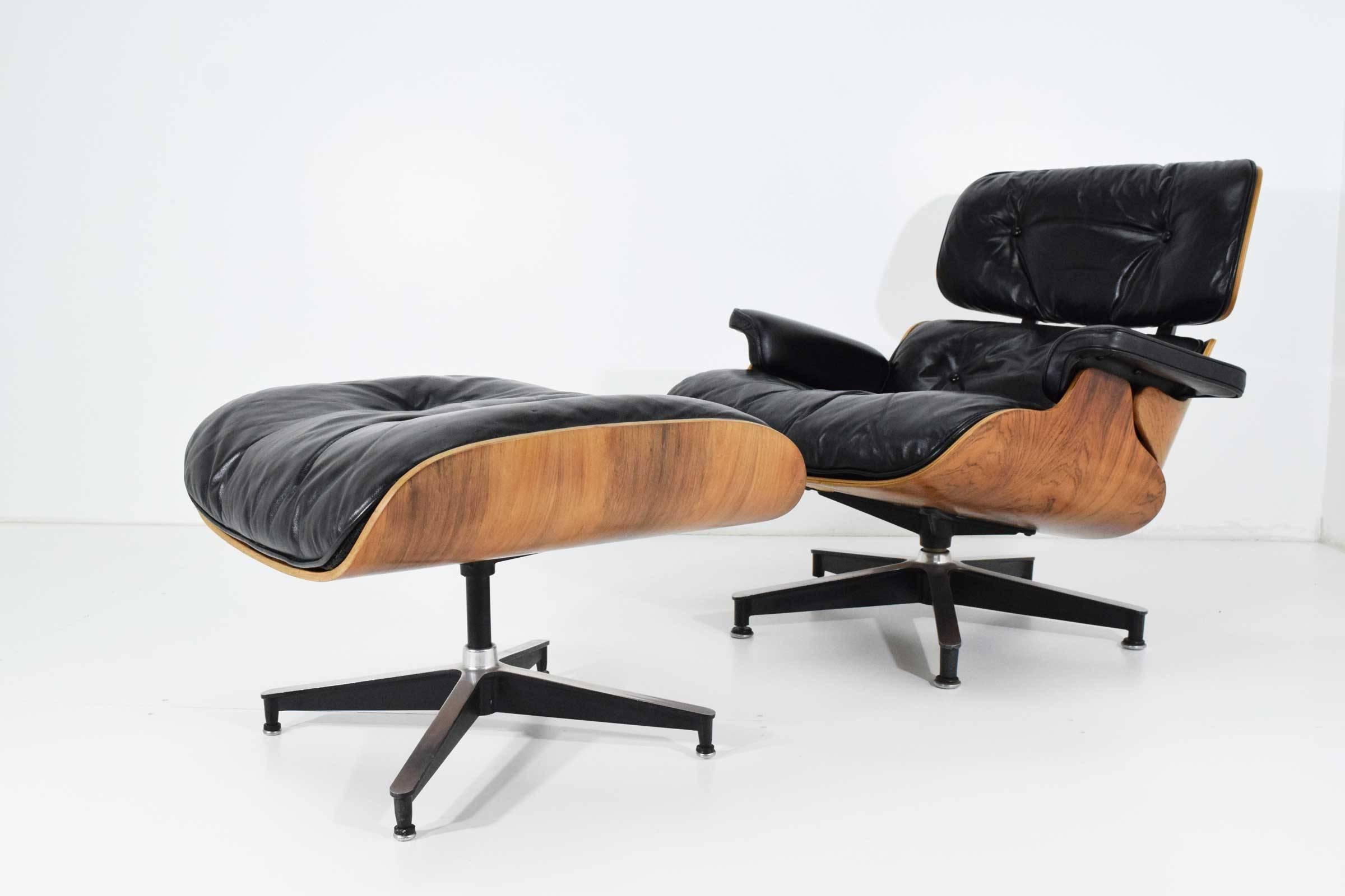 Charles and Ray Eames lounge chair with ottoman by Herman Miller, early 1960s production.
The chair is down filled, has the round metal clips used before 1971, 5 layers of plywood, tags indicate Los Angeles, Calif.
The rosewood has a beautiful