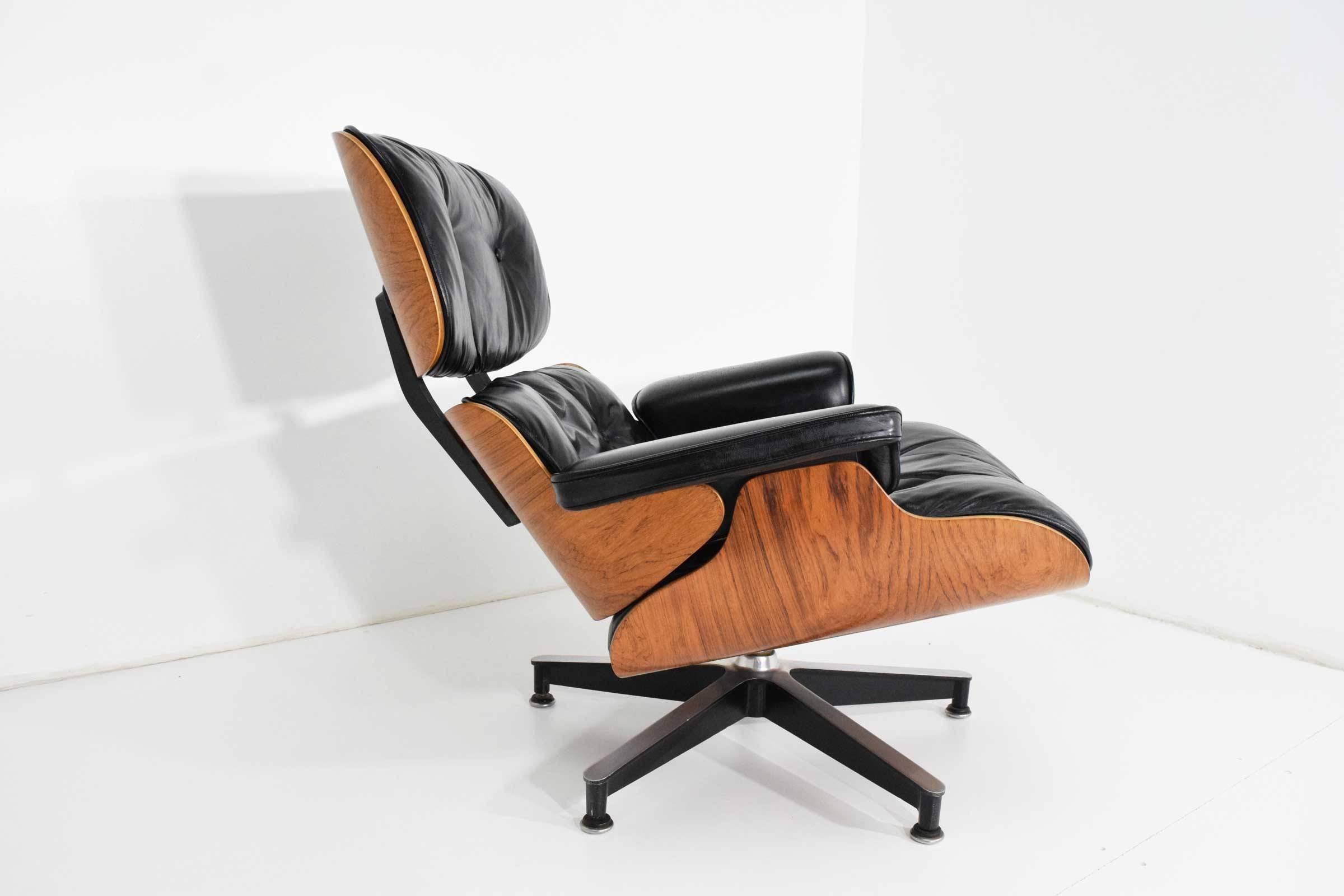 Early Eames 670 Lounge Chair and 671 Ottoman in Rosewood by Herman Miller In Good Condition In Dallas, TX