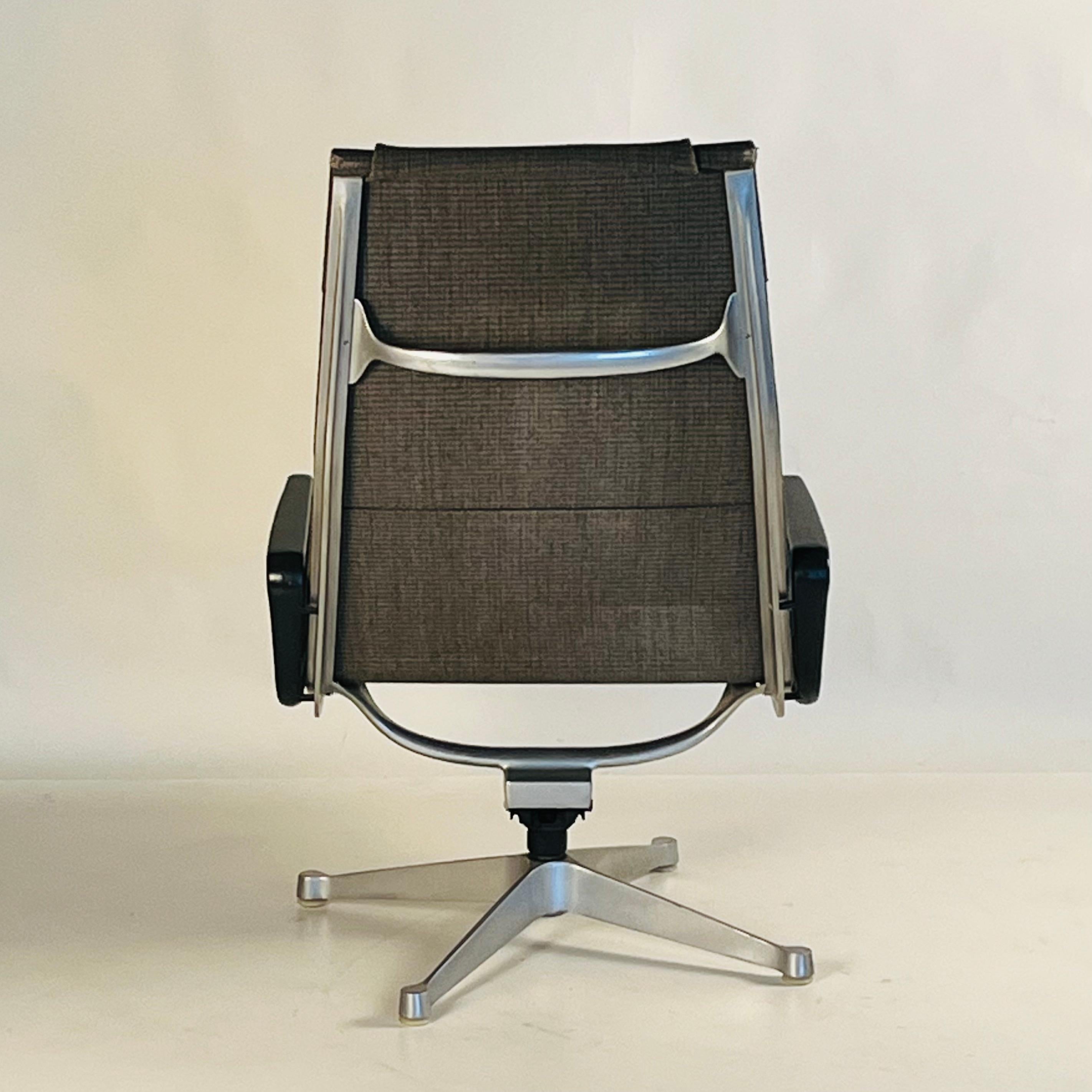 Early Eames Alu Group Recliner Chair and Ottoman In Good Condition For Sale In Los Angeles, CA