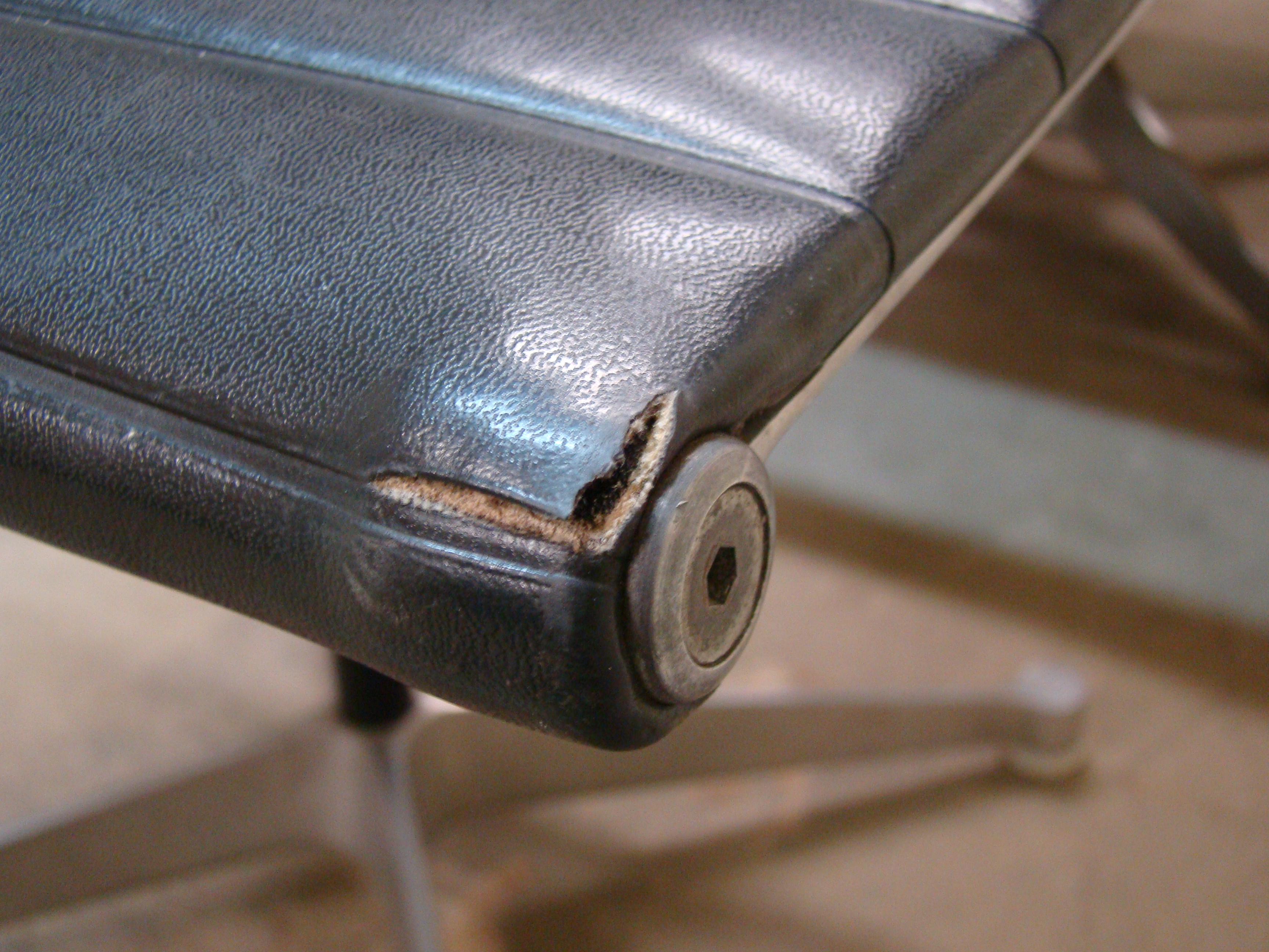 Early Eames Aluminum Group Management Low Lounge Chair and Ottoman In Fair Condition In Denver, CO