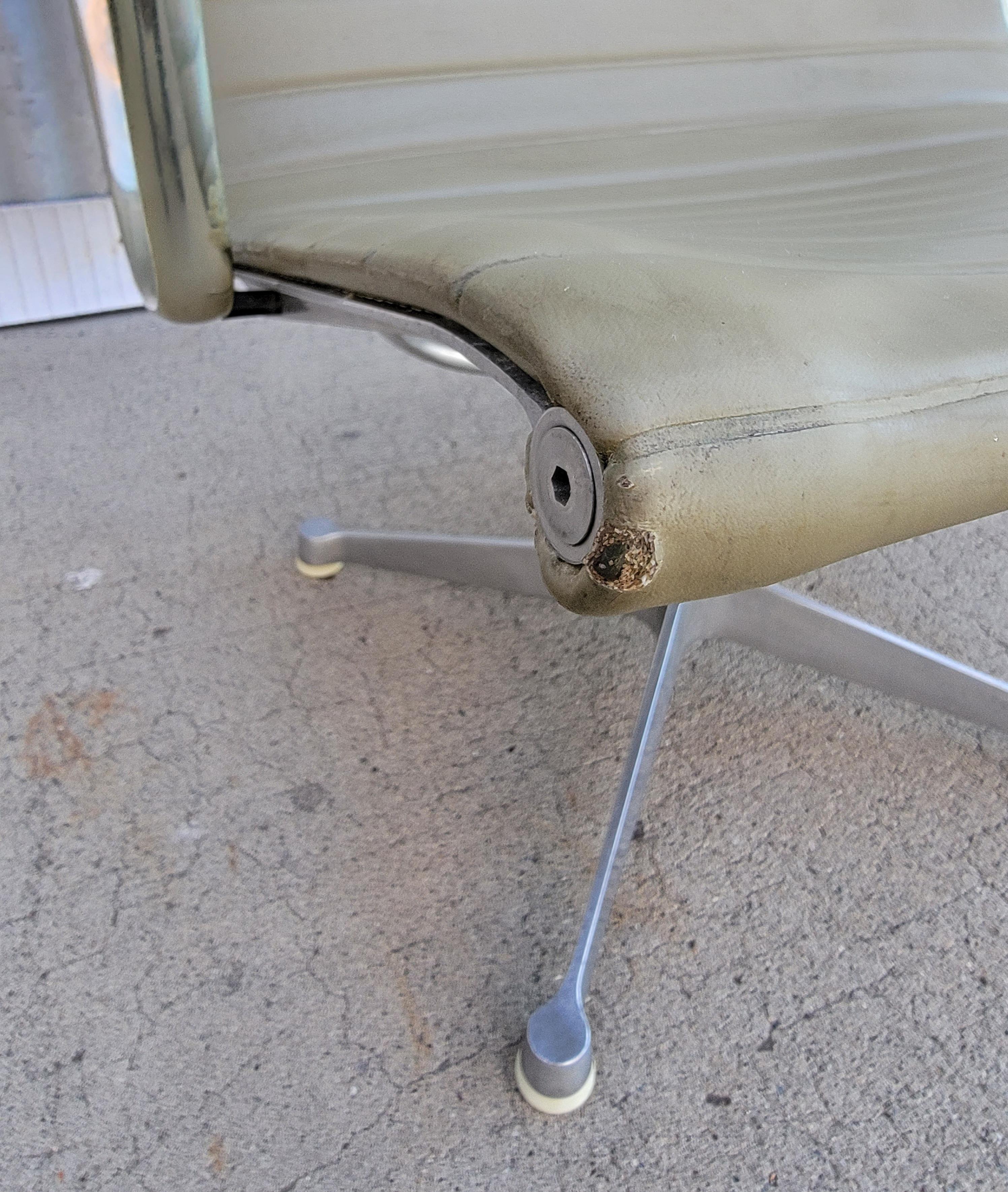 Early Eames Aluminum Group Swivel Chair 2