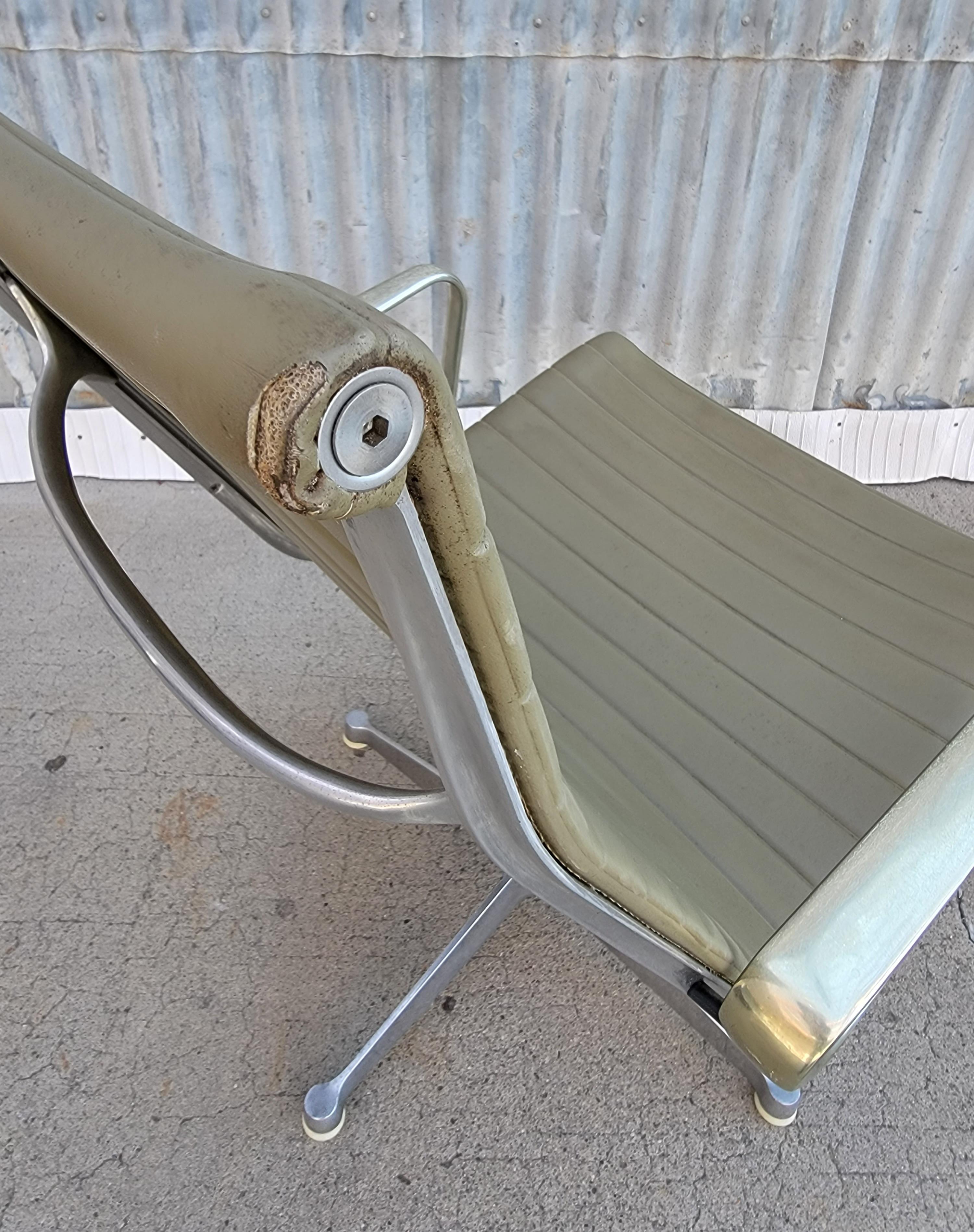 Early Eames Aluminum Group Swivel Chair 3