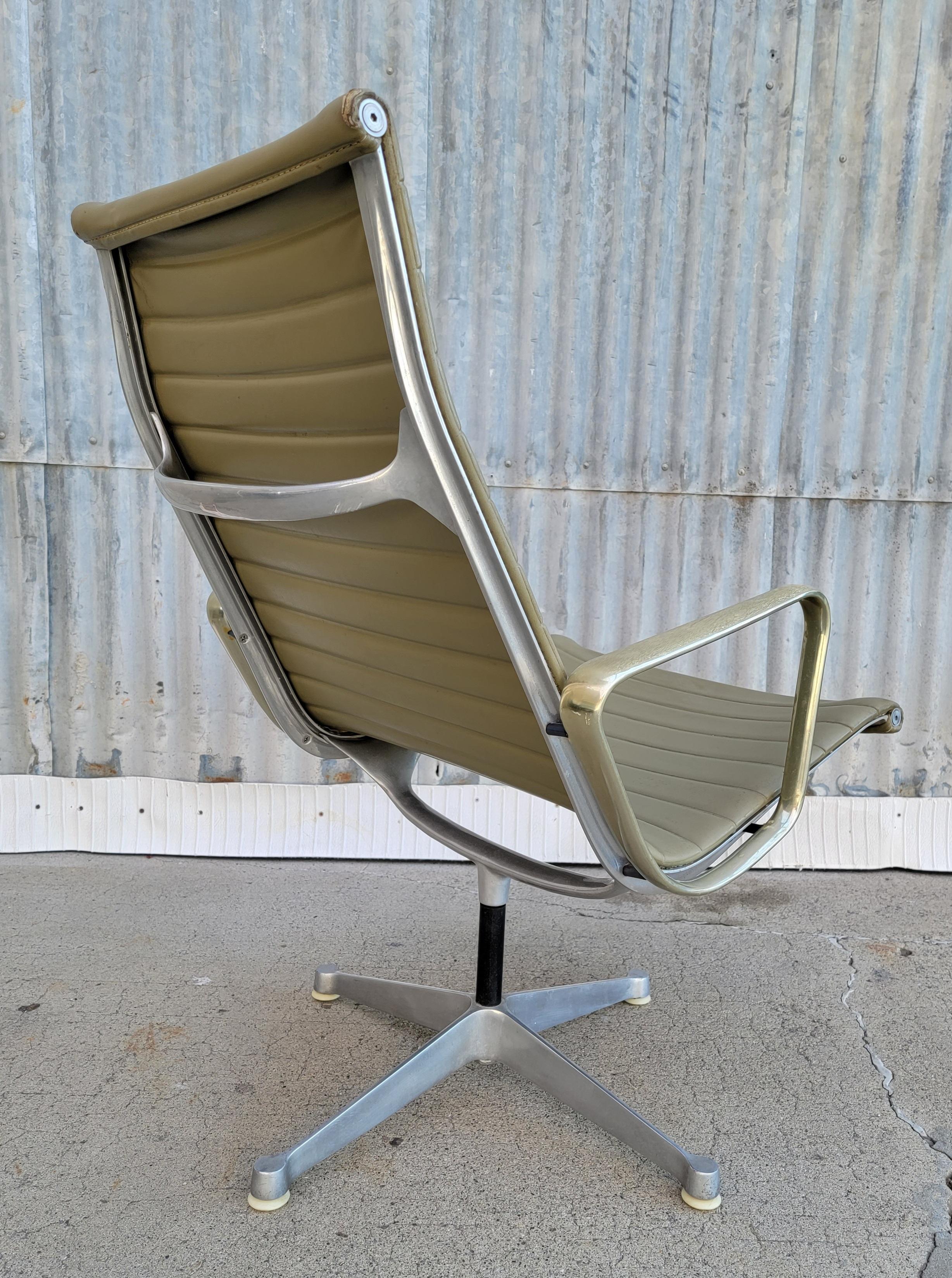 Early Eames Aluminum Group Swivel Chair 4