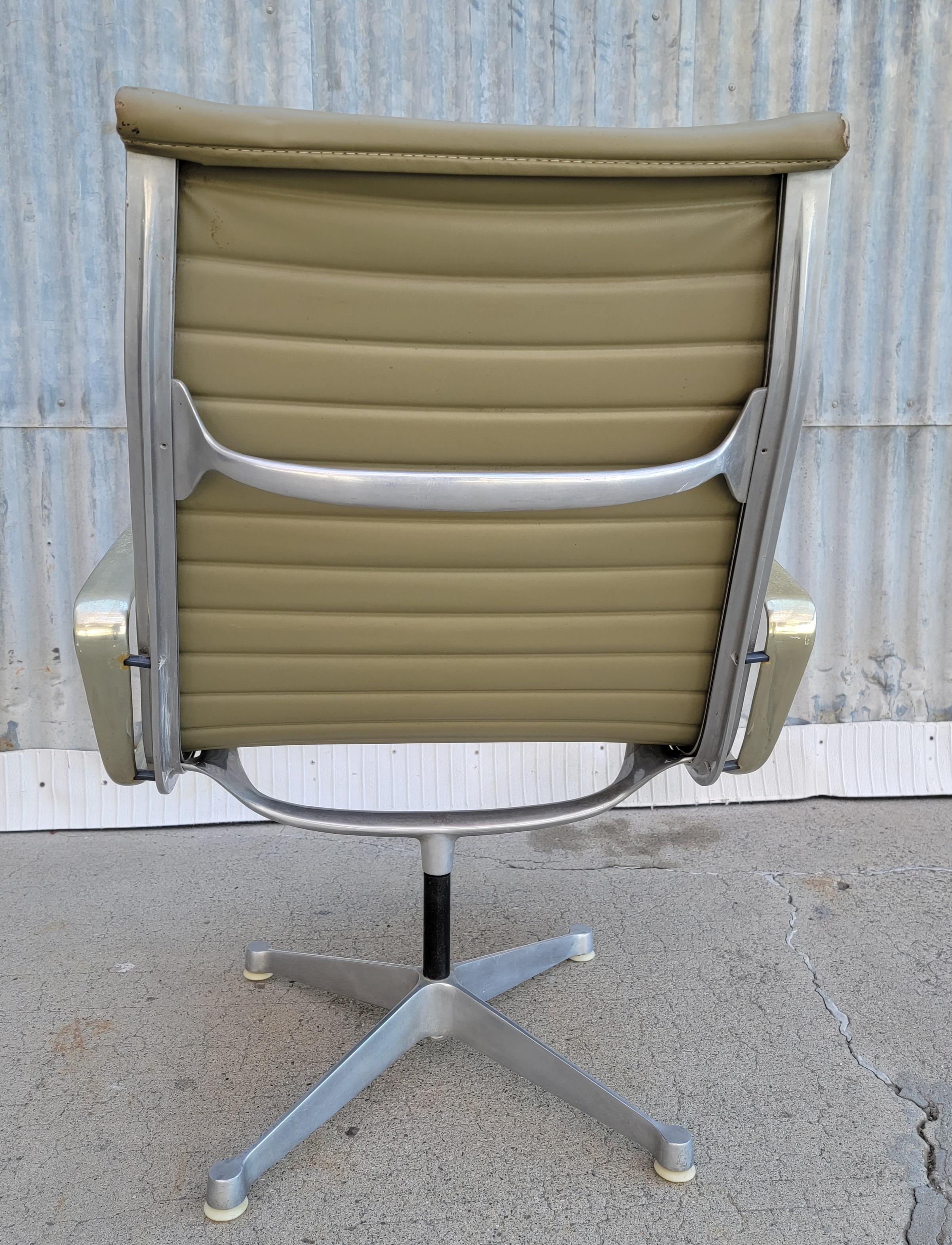 Mid-Century Modern Early Eames Aluminum Group Swivel Chair
