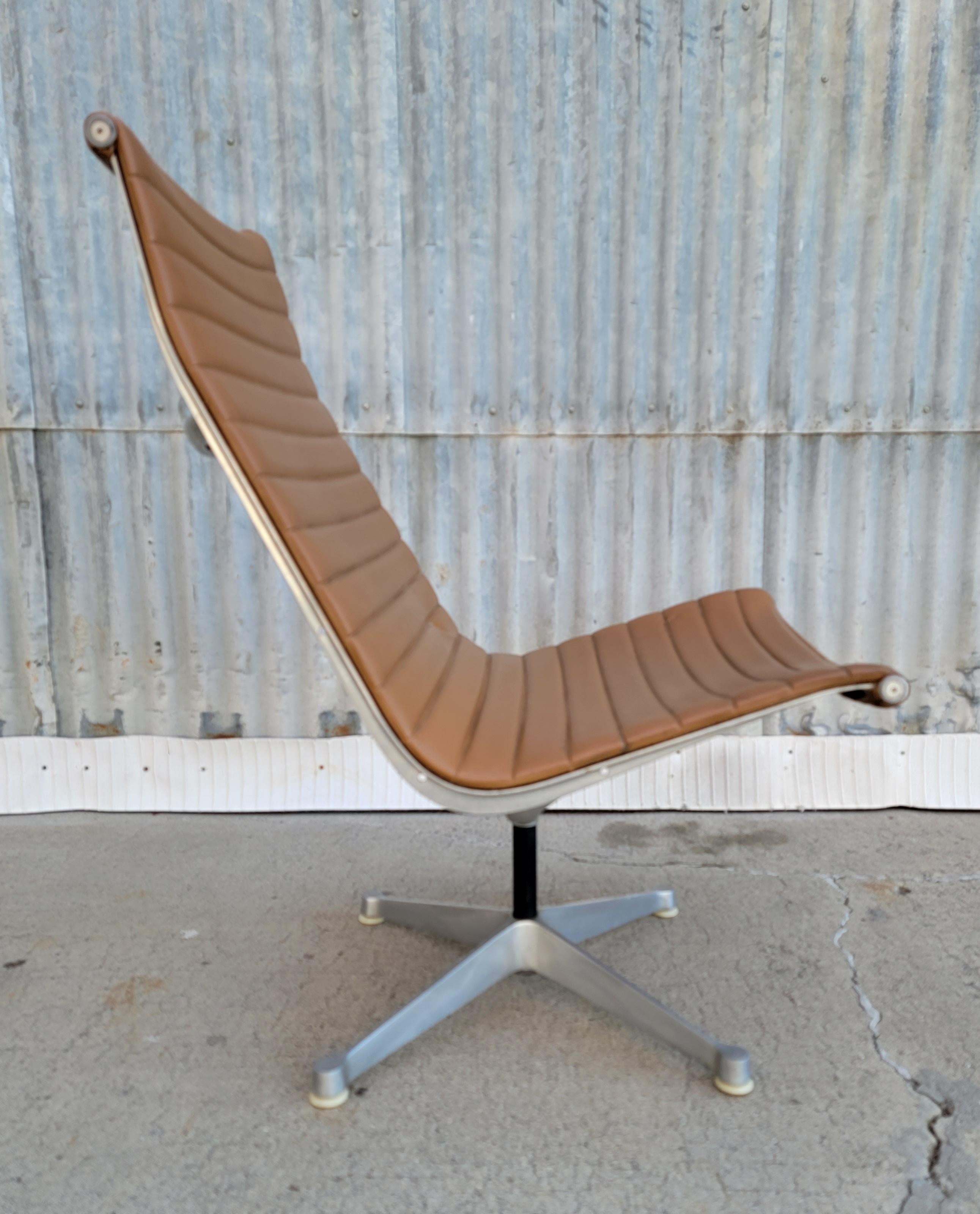 Early Eames Aluminum Group Swivel Chair In Good Condition In Fulton, CA
