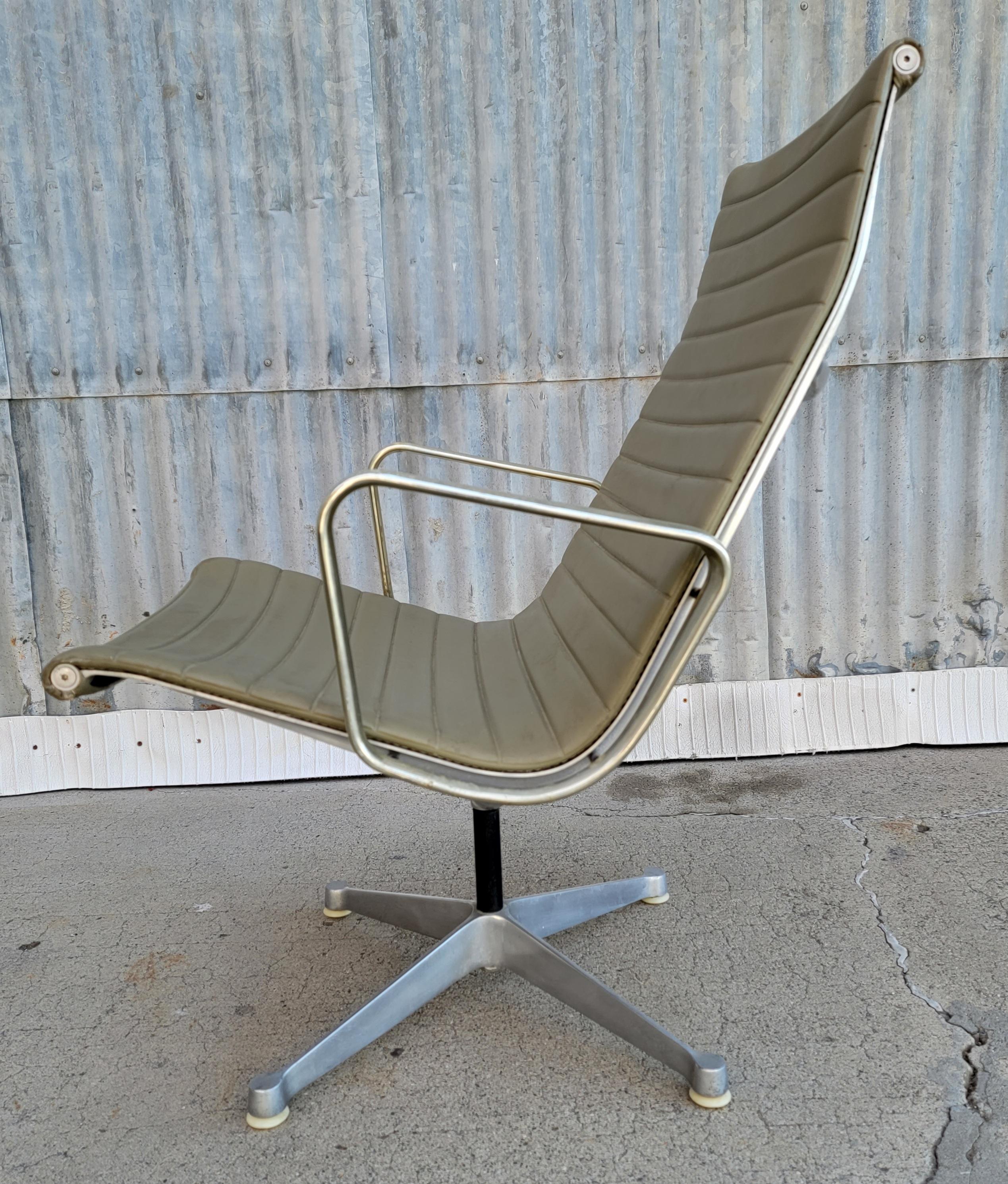 Early Eames Aluminum Group Swivel Chair In Good Condition In Fulton, CA