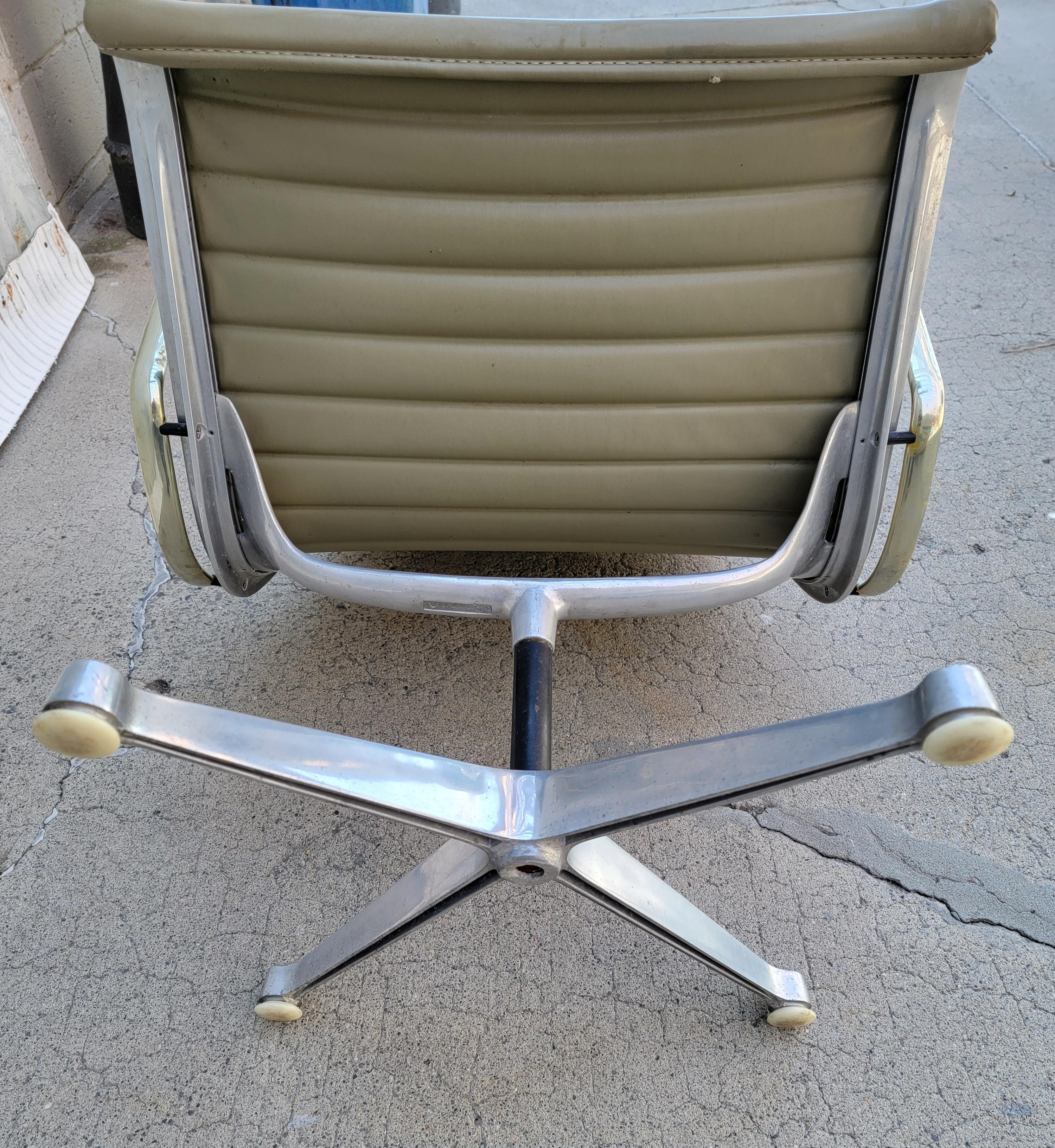 Leather Early Eames Aluminum Group Swivel Chair