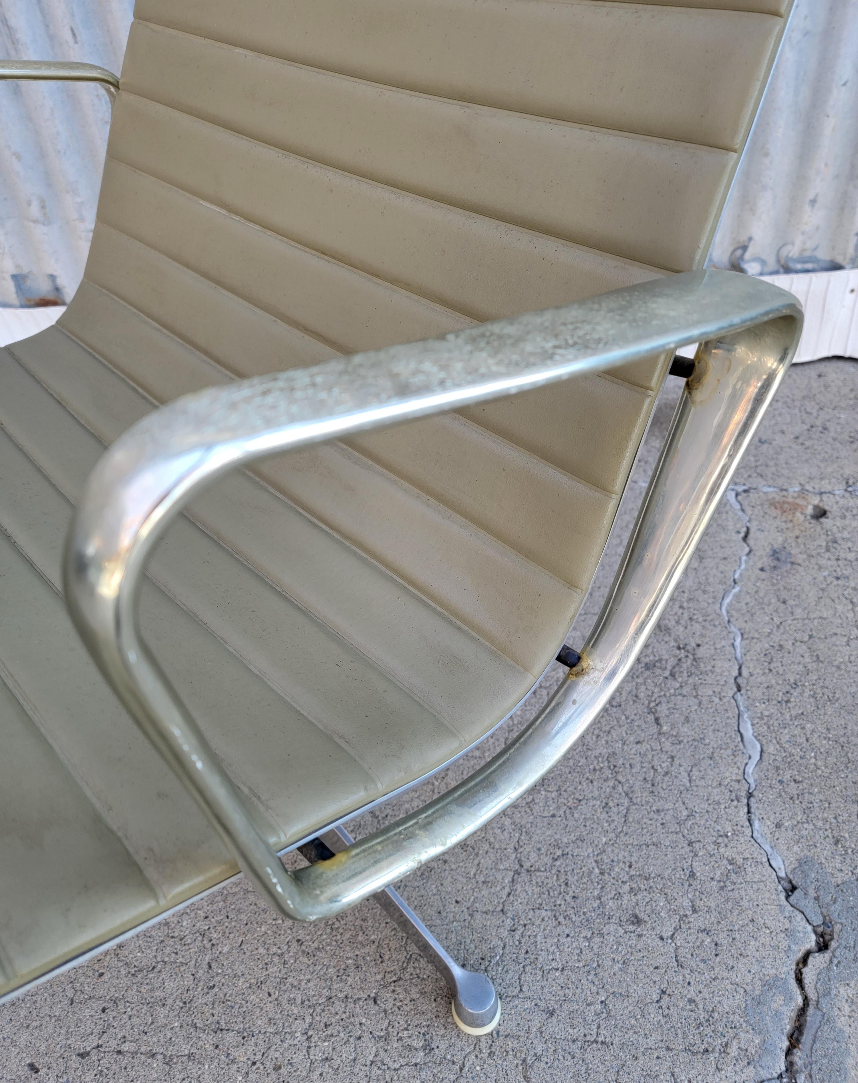 Early Eames Aluminum Group Swivel Chair 1