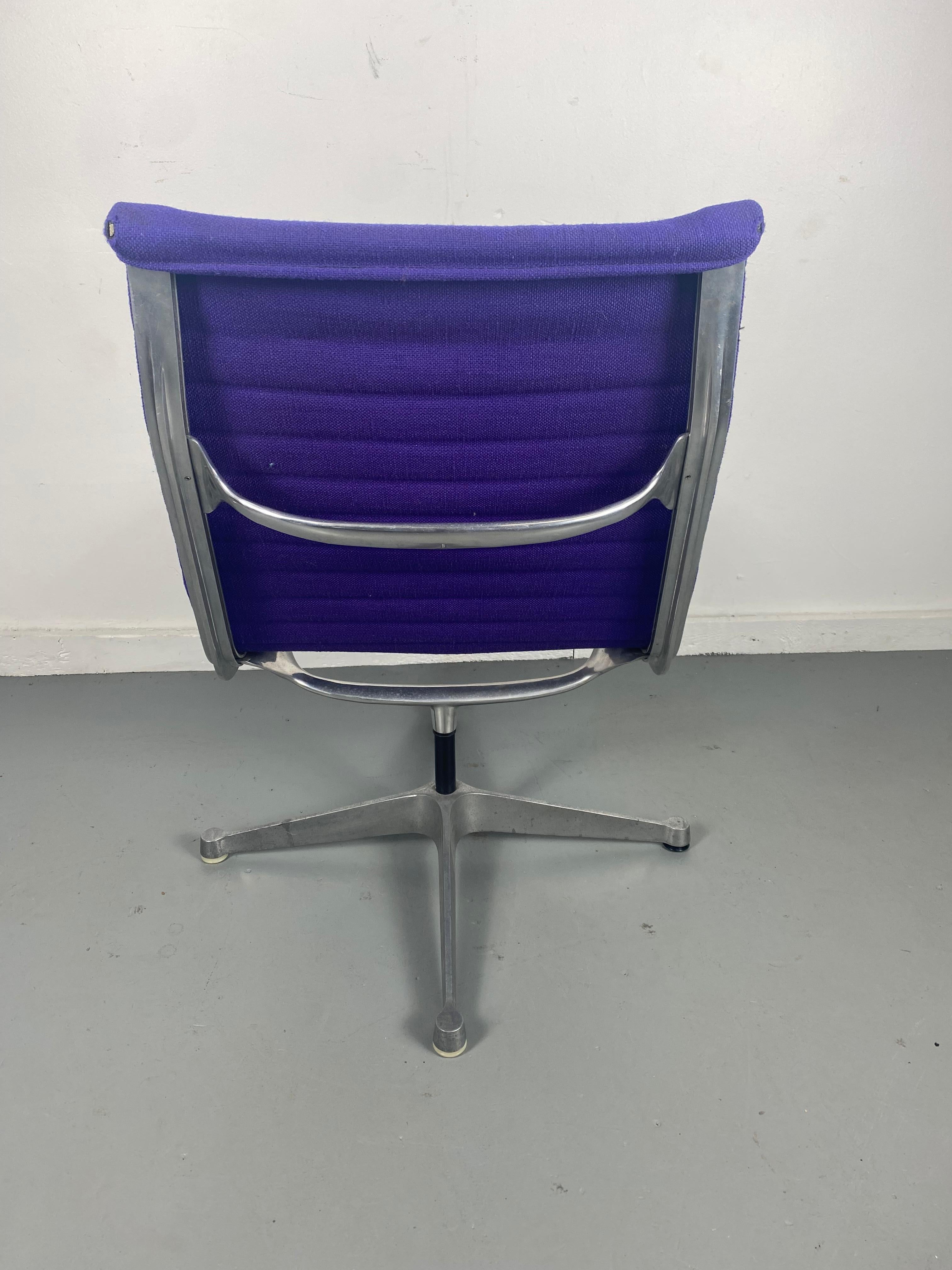 Early Eames Aluminum Group Swivel Lounge Chair / Herman Miller, 4 star base In Good Condition In Buffalo, NY