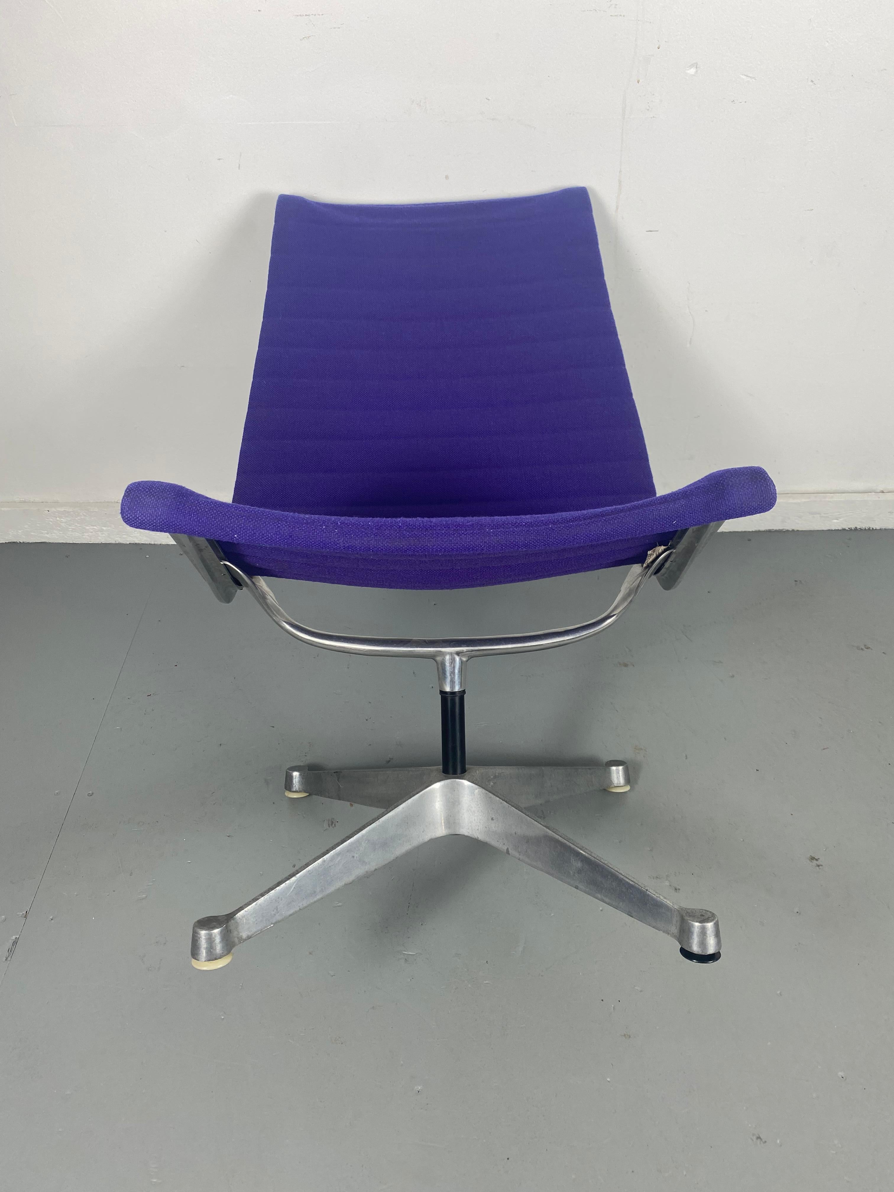 Mid-20th Century Early Eames Aluminum Group Swivel Lounge Chair / Herman Miller, 4 star base
