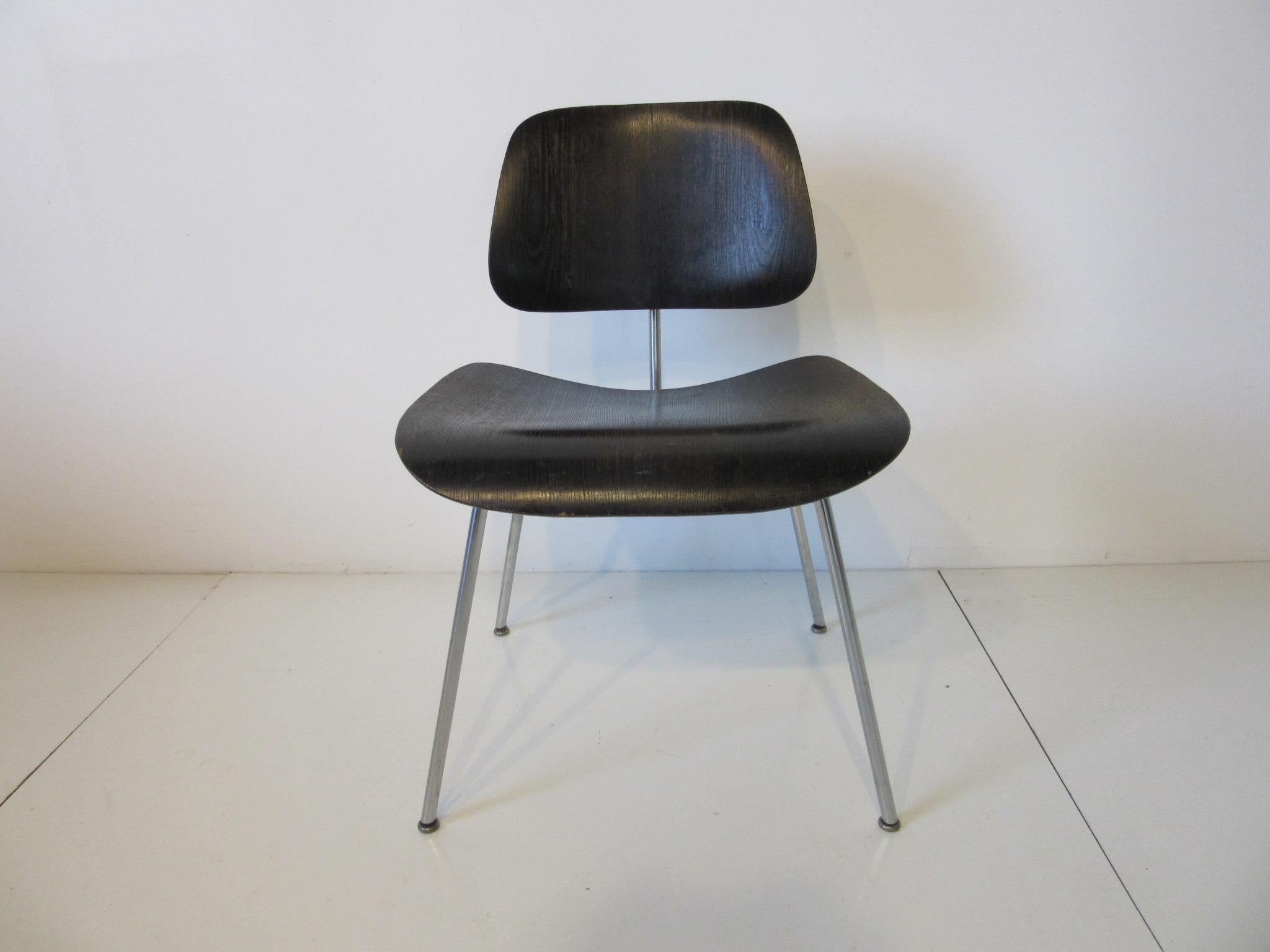 Früher Eames DCM-Stuhl mit Anilinfarbe für Herman Miller, gefärbt (Moderne der Mitte des Jahrhunderts) im Angebot