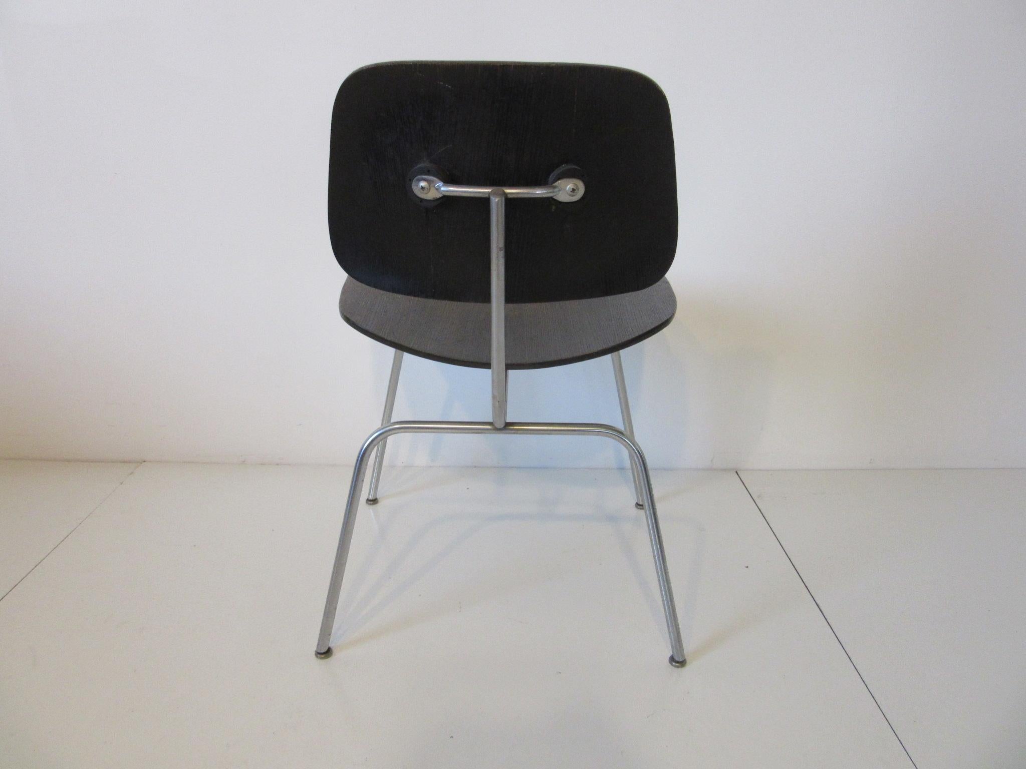 Früher Eames DCM-Stuhl mit Anilinfarbe für Herman Miller, gefärbt (amerikanisch) im Angebot