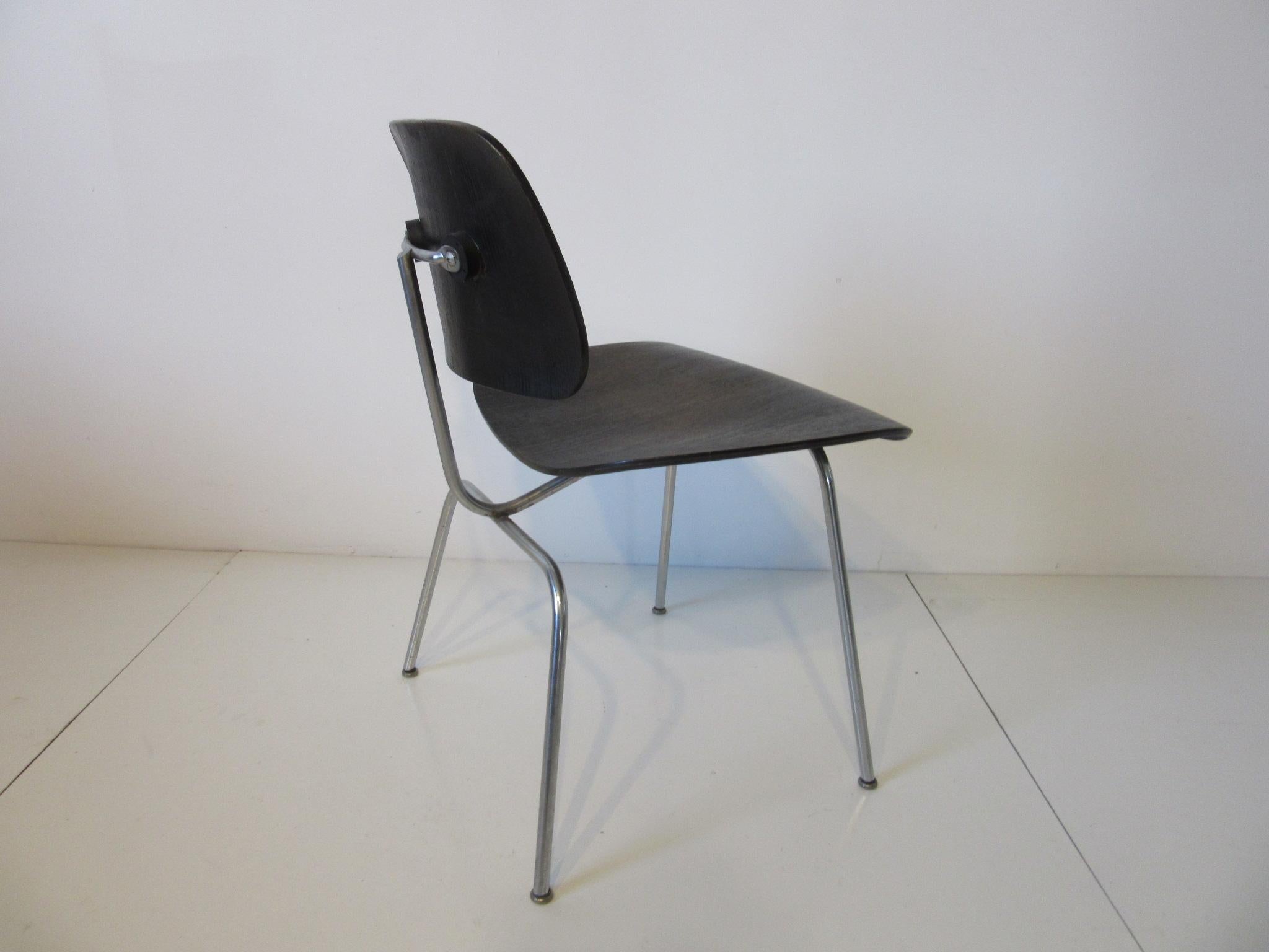 Early Eames Aniline Dyed DCM Chair for Herman Miller In Good Condition For Sale In Cincinnati, OH
