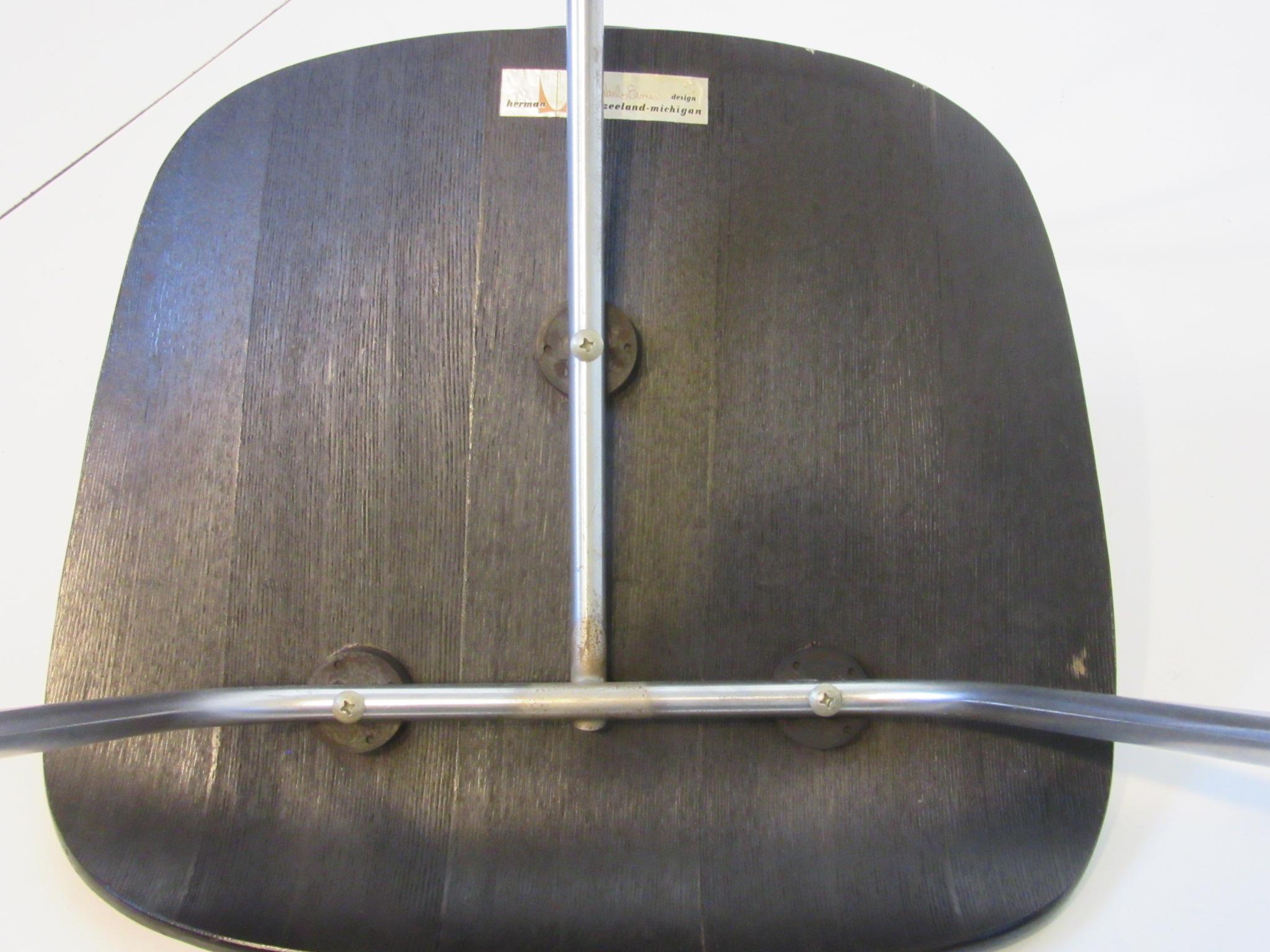 Früher Eames DCM-Stuhl mit Anilinfarbe für Herman Miller, gefärbt im Angebot 1
