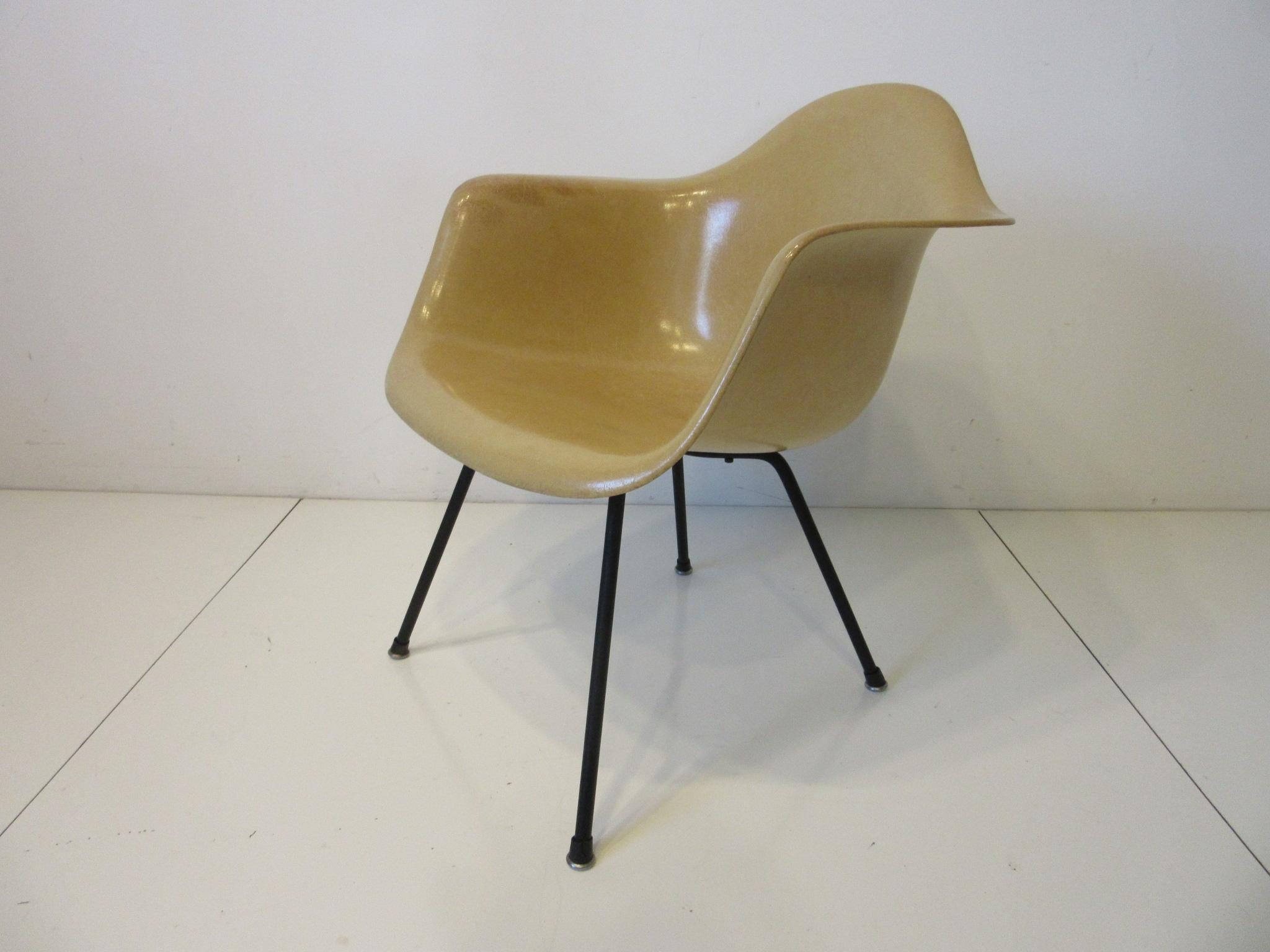 Early Eames Armshell Lounge Height Chair by Herman Miller In Good Condition In Cincinnati, OH