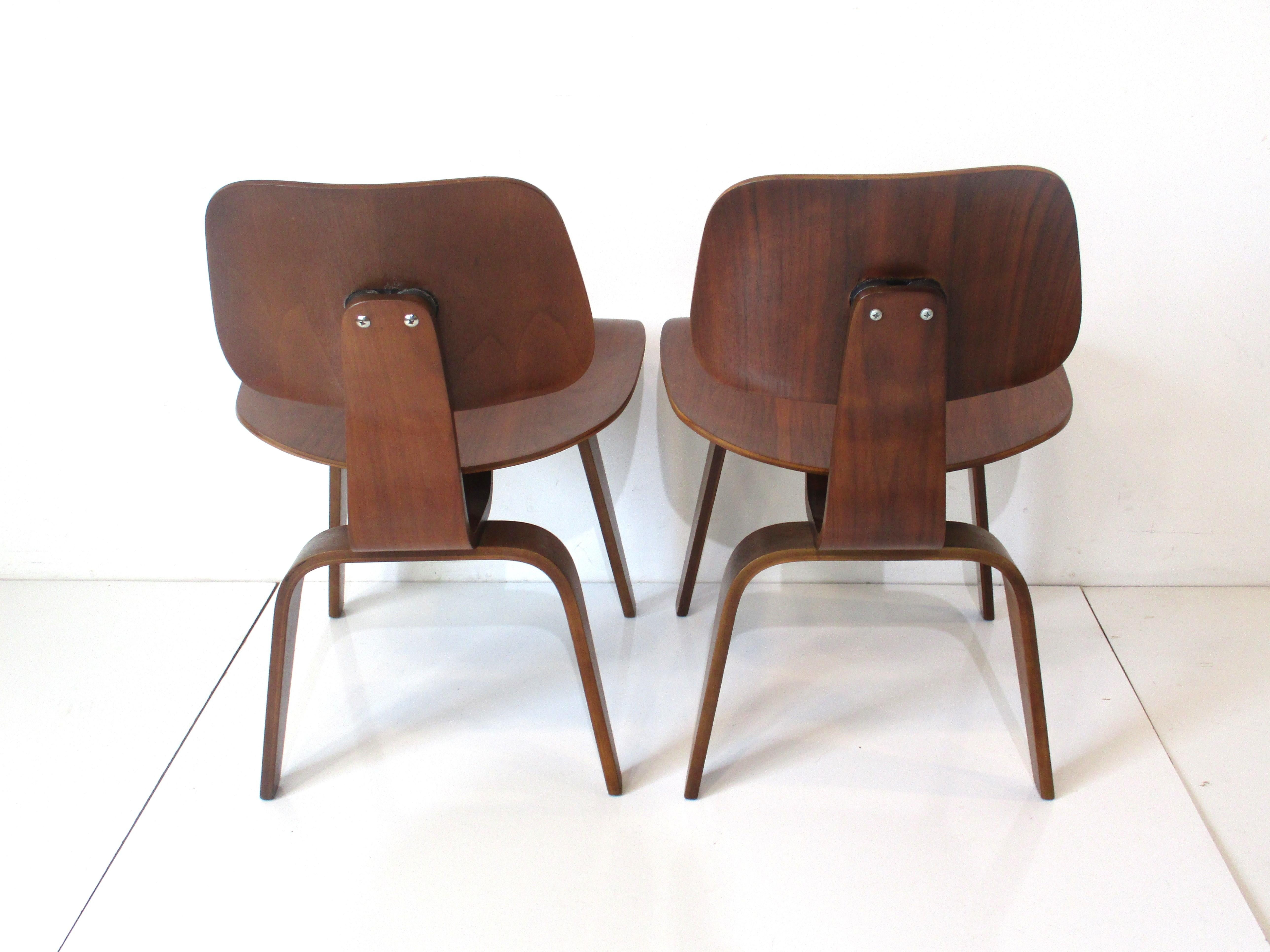 Early Eames Bent Walnut DCW for Herman Miller  In Good Condition For Sale In Cincinnati, OH