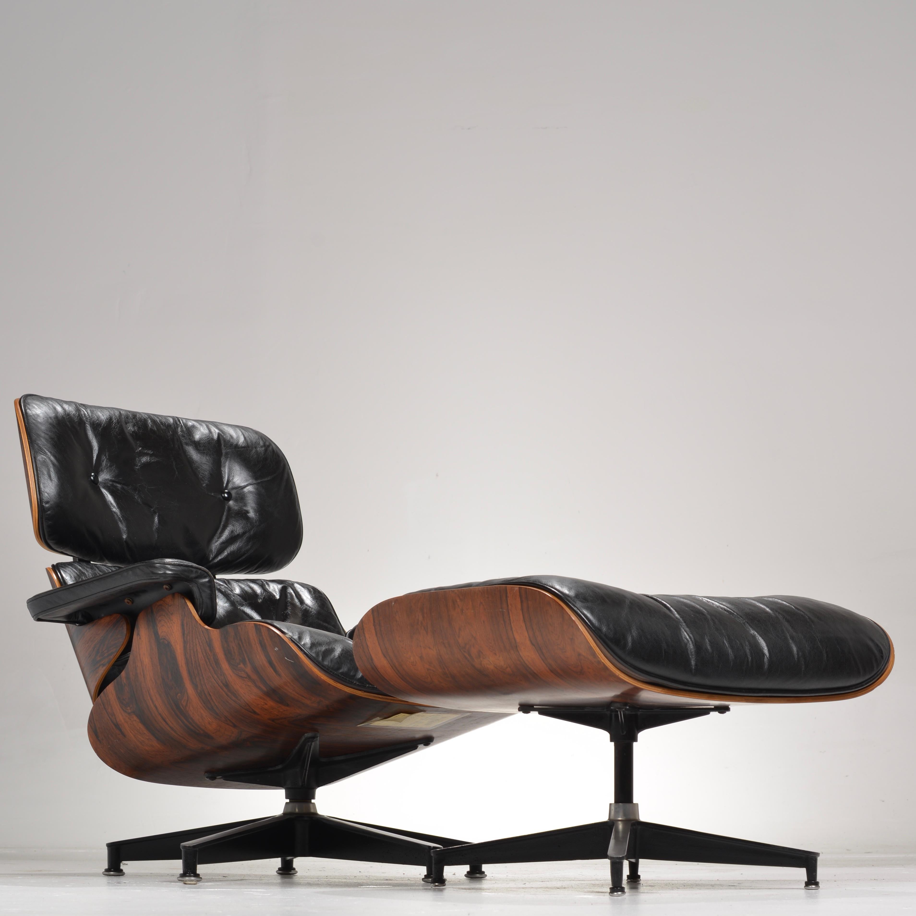 Second generation Ray & Charles Eames for Herman Miller 670 lounge chair and 671 ottoman in rosewood and tufted black leather. All original upholstery and finish. In excellent vintage condition. 



