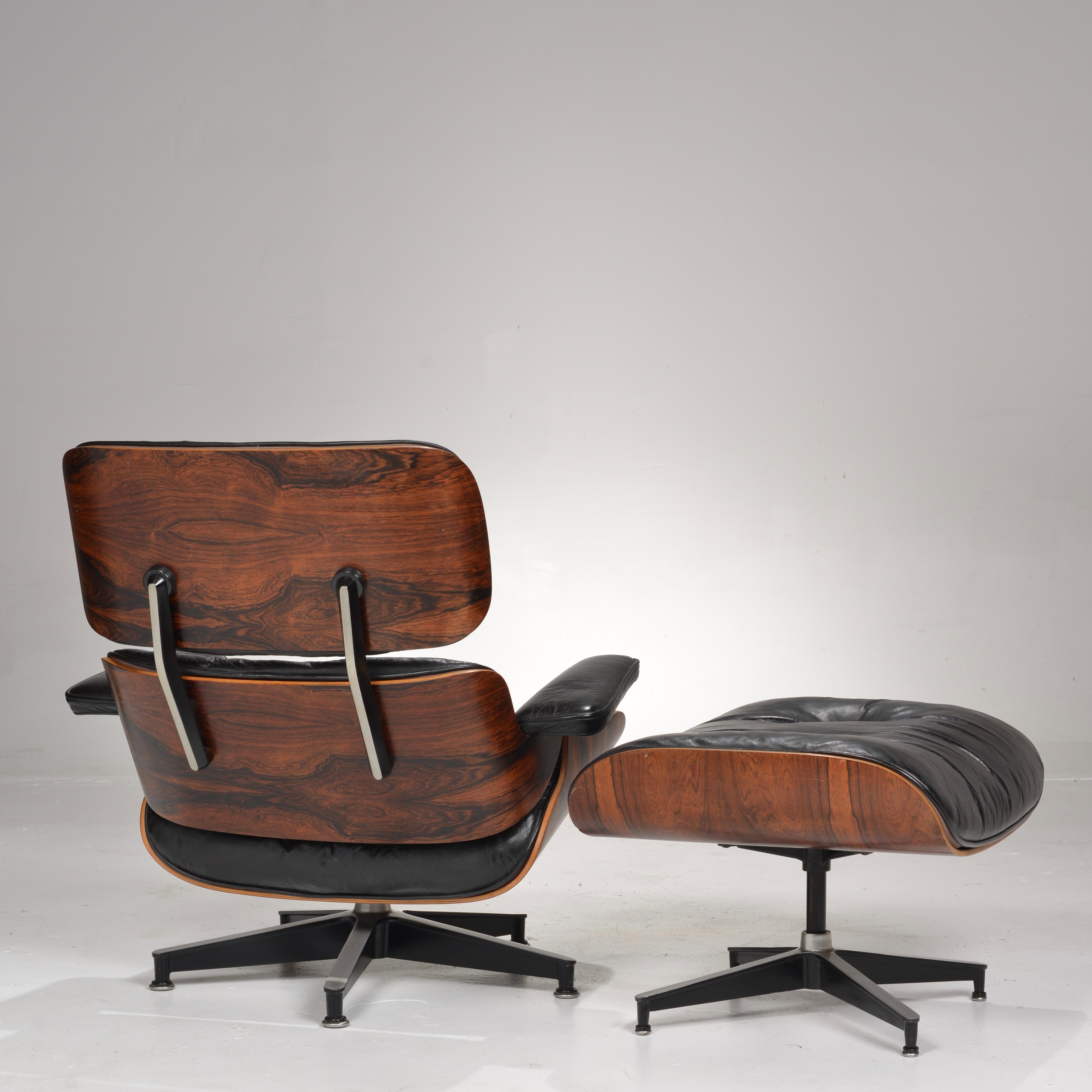 Chaise et pouf Eames anciennes en bois de rose Bon état - En vente à Los Angeles, CA
