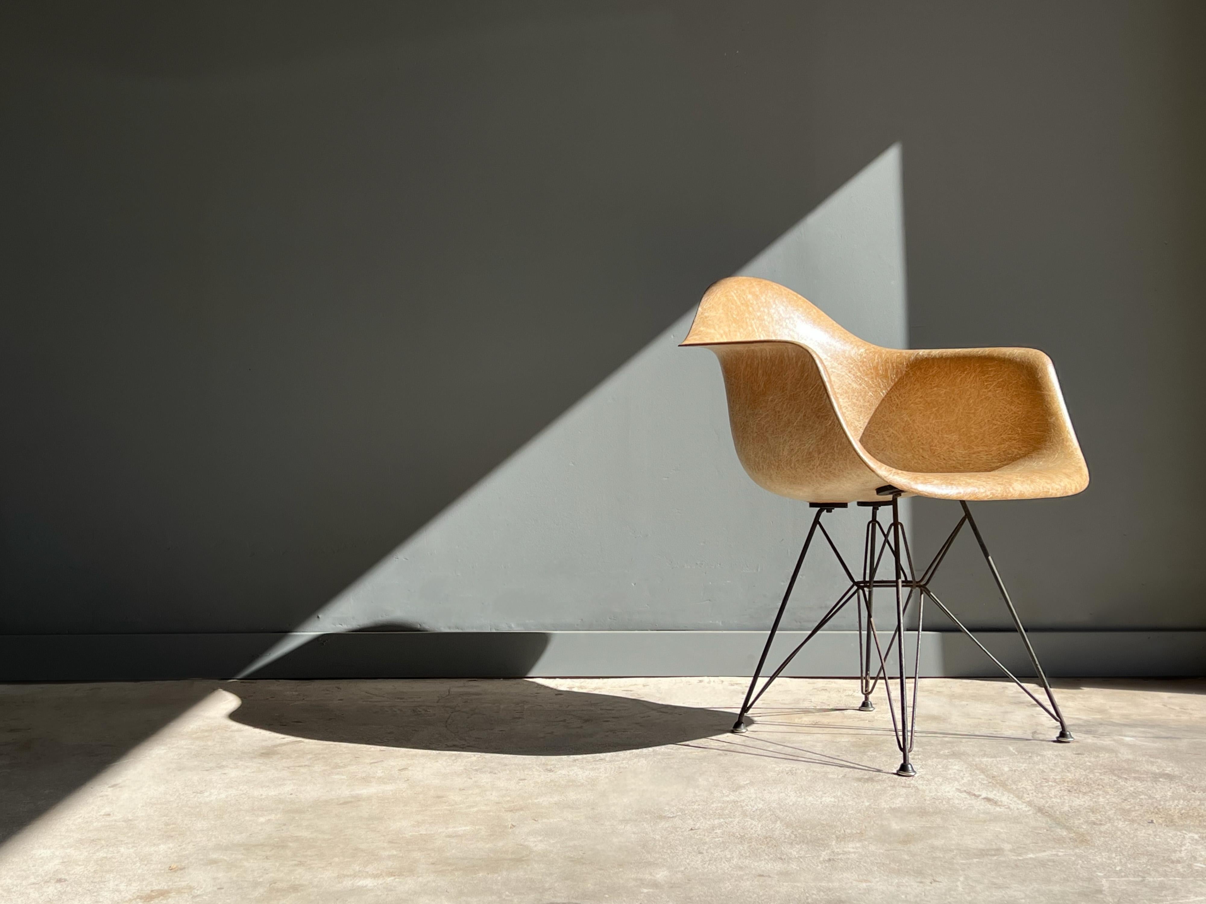 Early 2nd generation “Eiffel” DAR shell chair by Charles and Ray Eames for Herman Miller. This example shows off its heavy fibrous shell in lovely parchment color. Still retains its original Eiffel base. New period correct feet. 

This chair is a