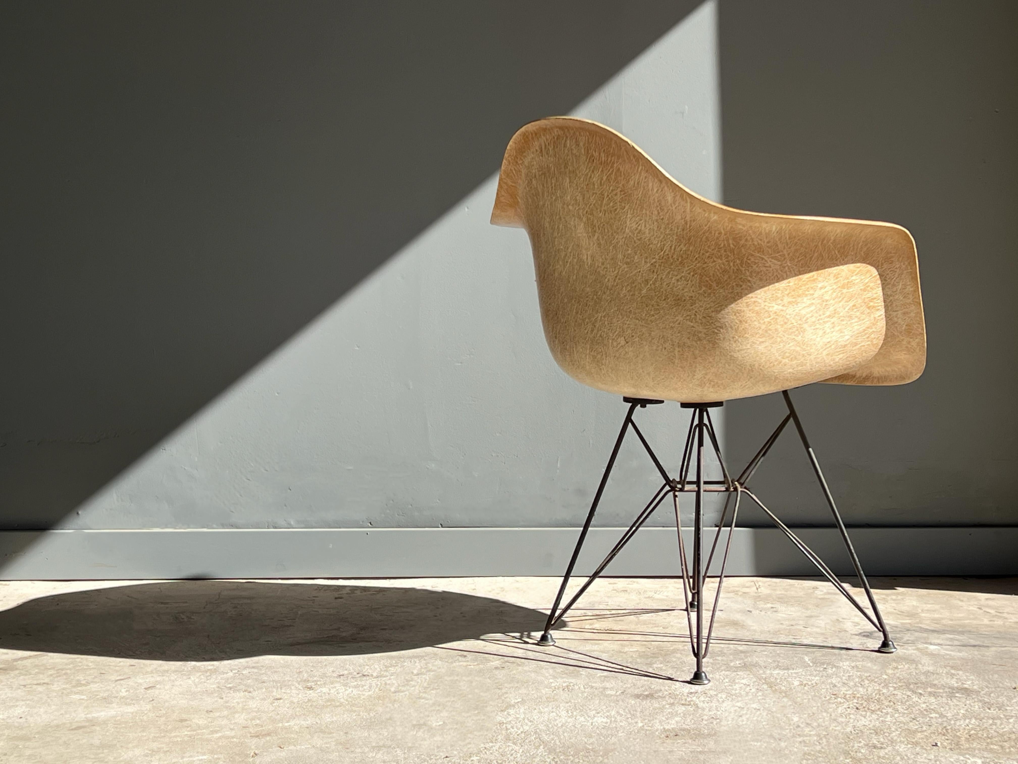 Mid-Century Modern Chaise Eames DAR en fibre de verre Herman Miller en vente