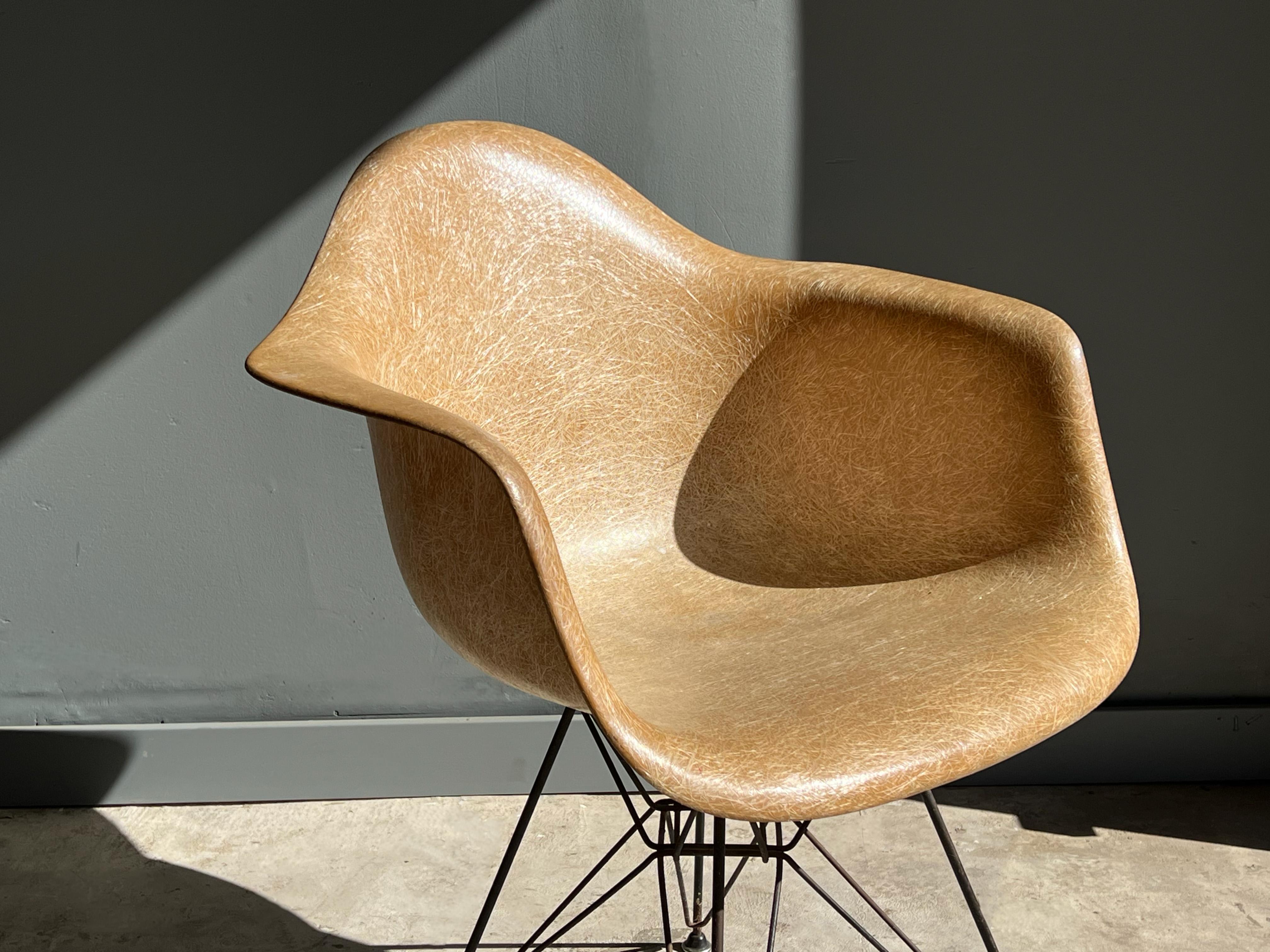 Mid-Century Modern Early Eames DAR Fiberglass Shell Chair Herman Miller For Sale