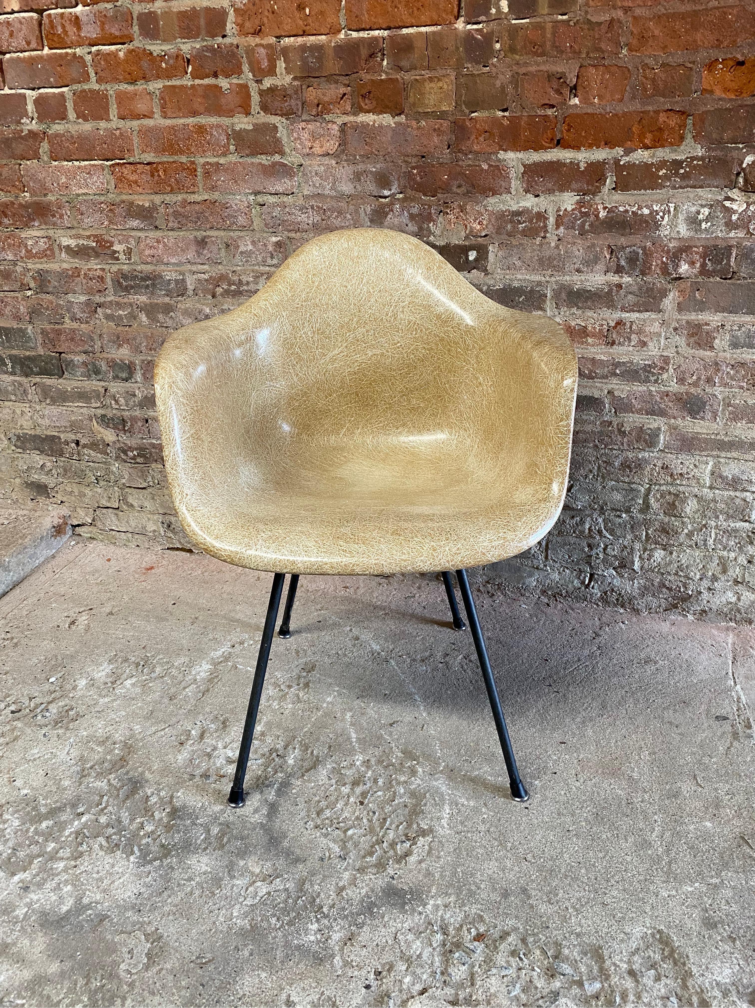 Early Eames DAX fiberglass with iron X base. Beautiful fibrous texture possibly in Greige/Tan Light (?). Due to the fading and the light color it is a little hard to ascertain the original color designation. Large shock mounts, iron X base. No rope