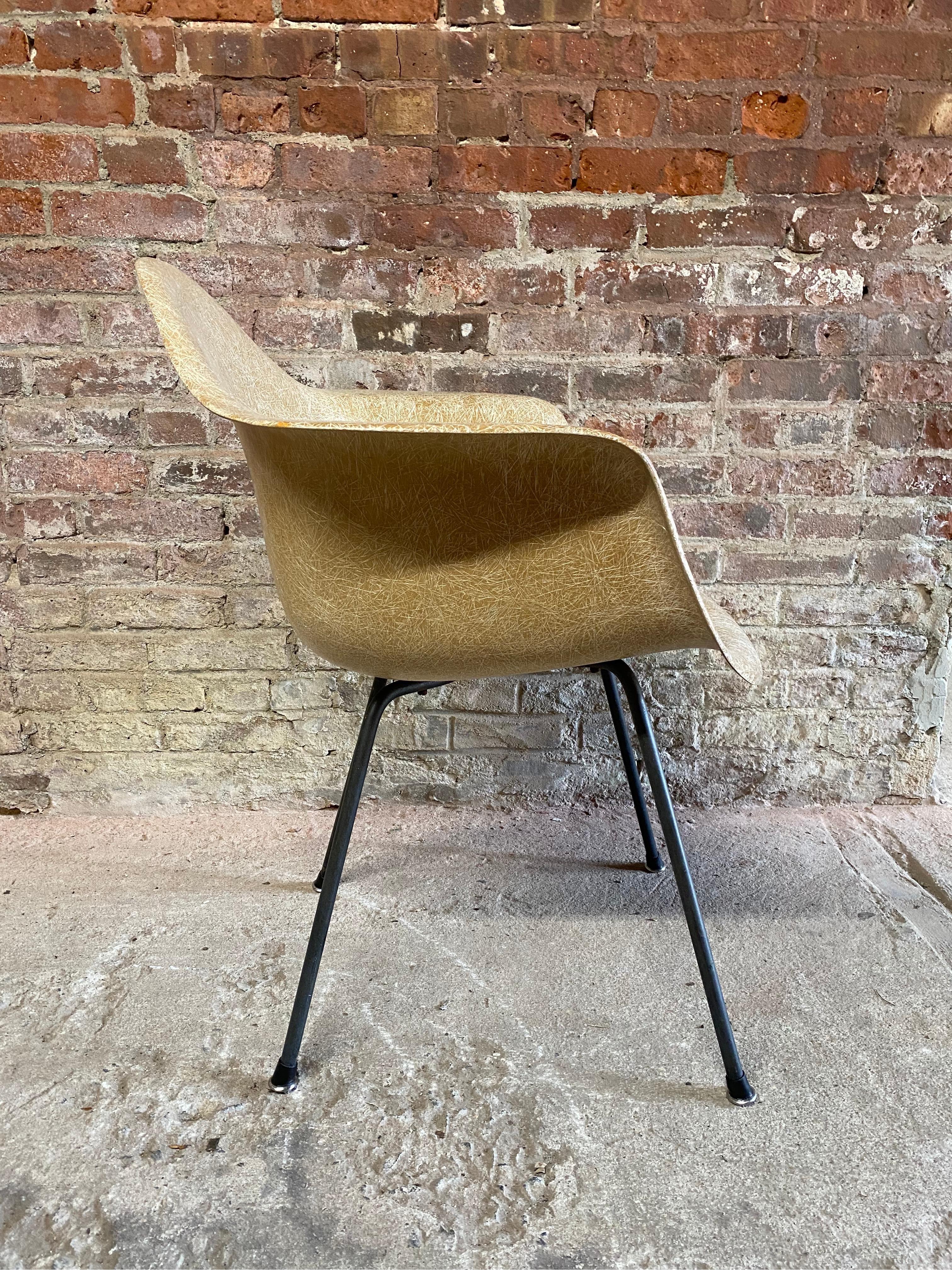 Mid-Century Modern Chaise Eames DAX Shell en vente