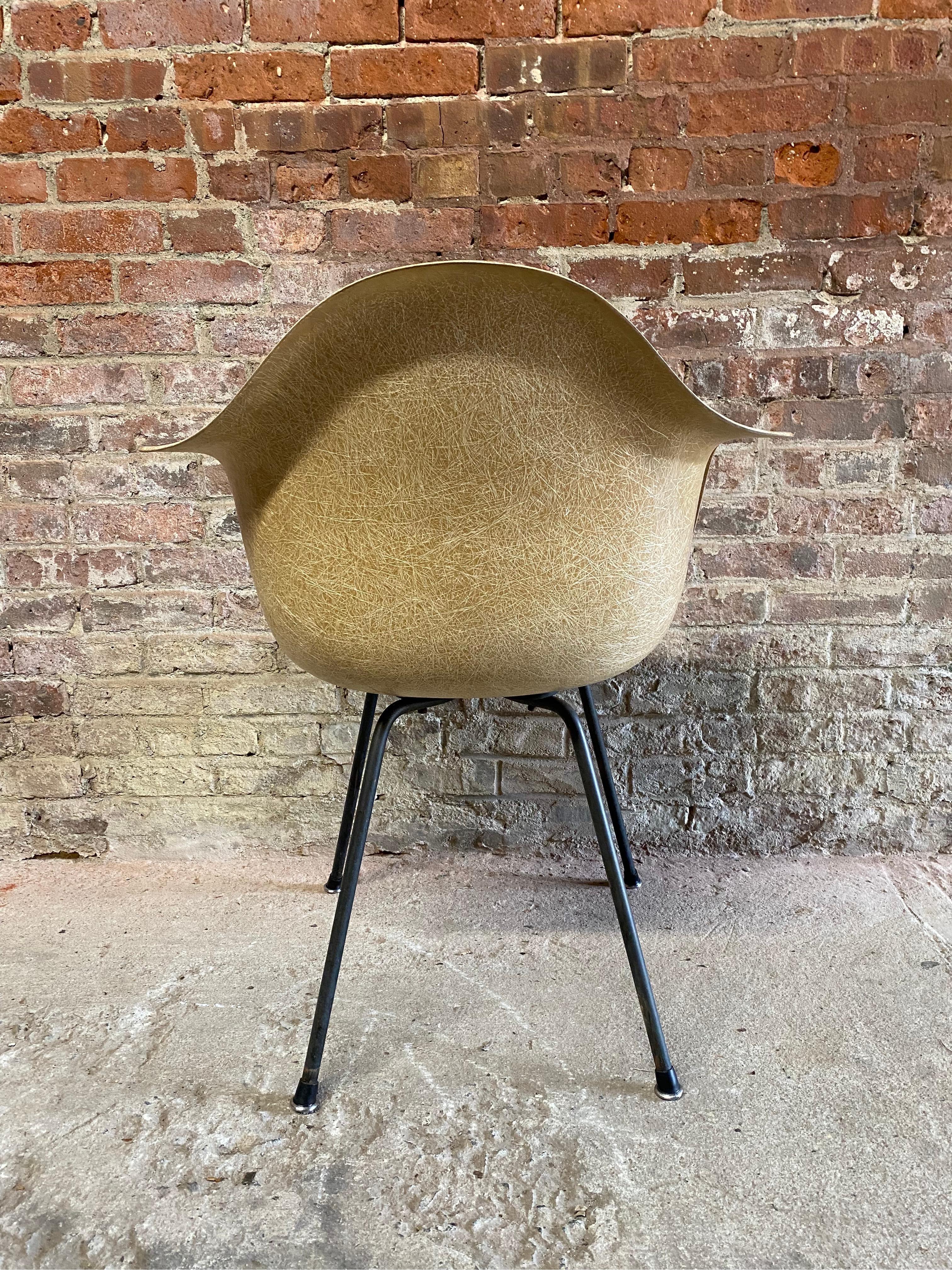American Early Eames DAX Shell Chair For Sale