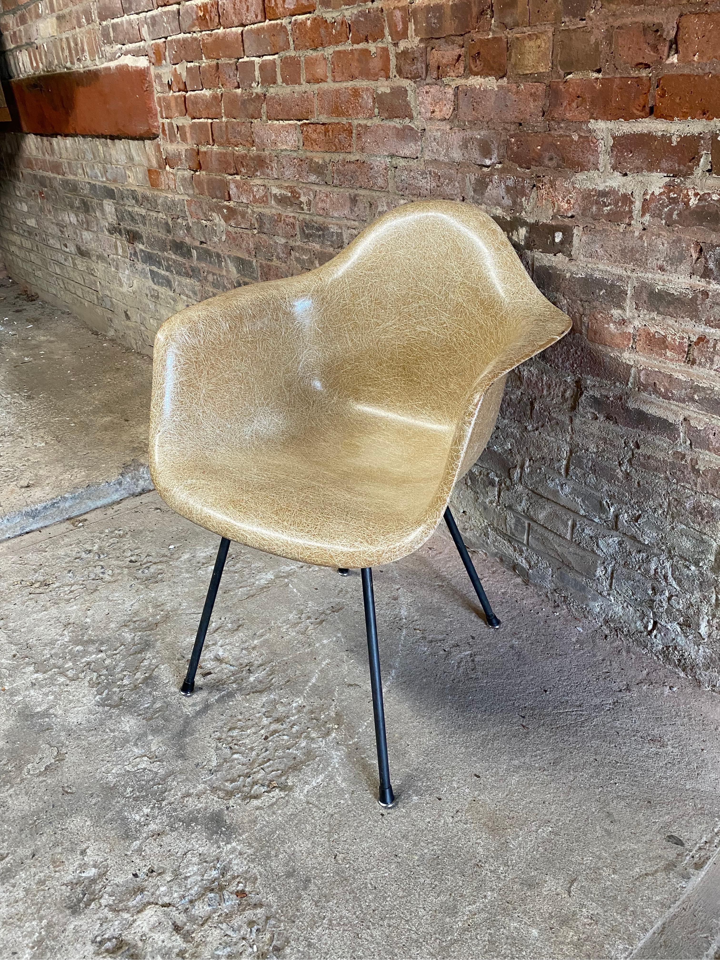 Molded Early Eames DAX Shell Chair For Sale
