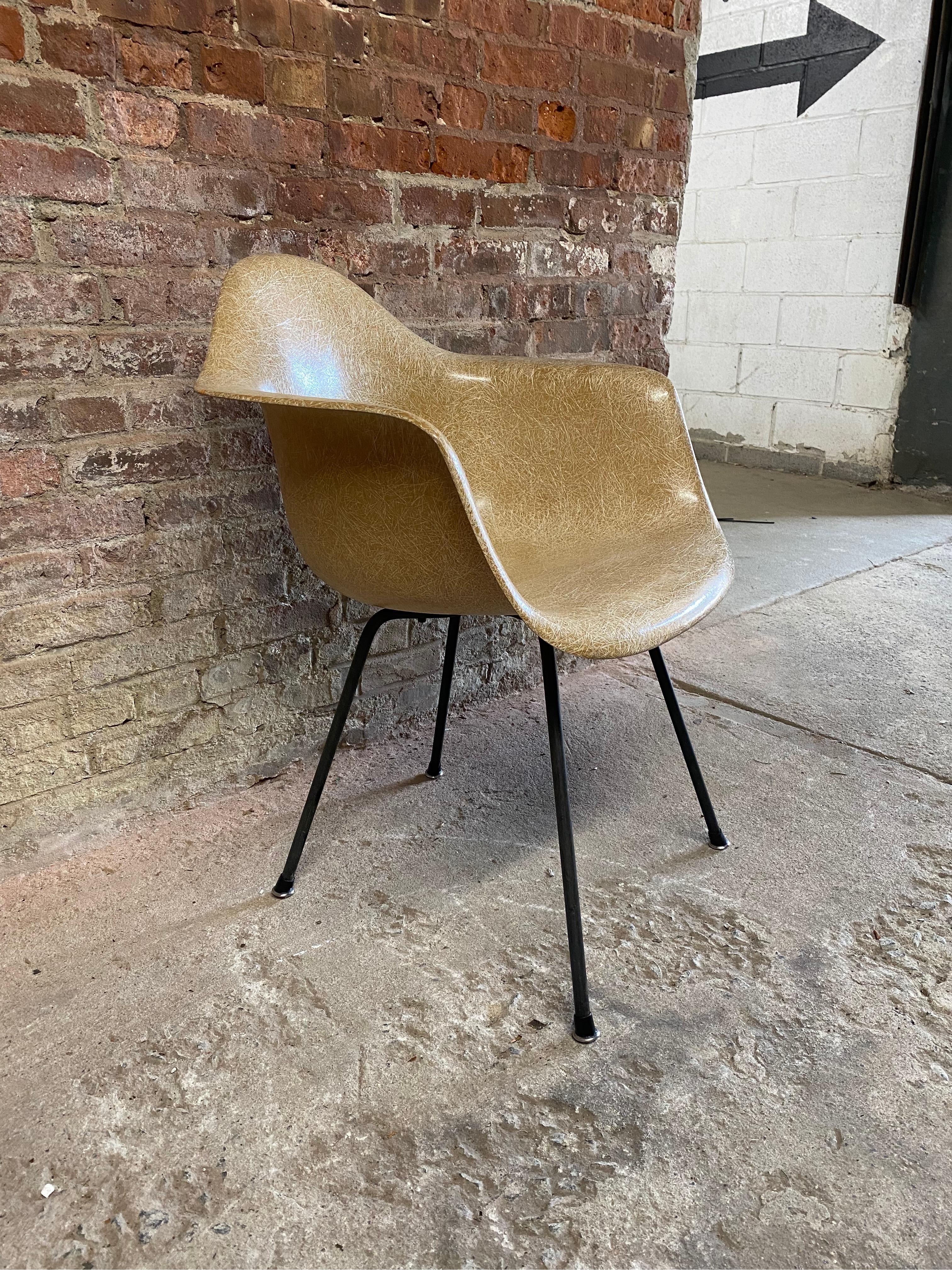 Early Eames DAX Shell Chair In Good Condition For Sale In Garnerville, NY