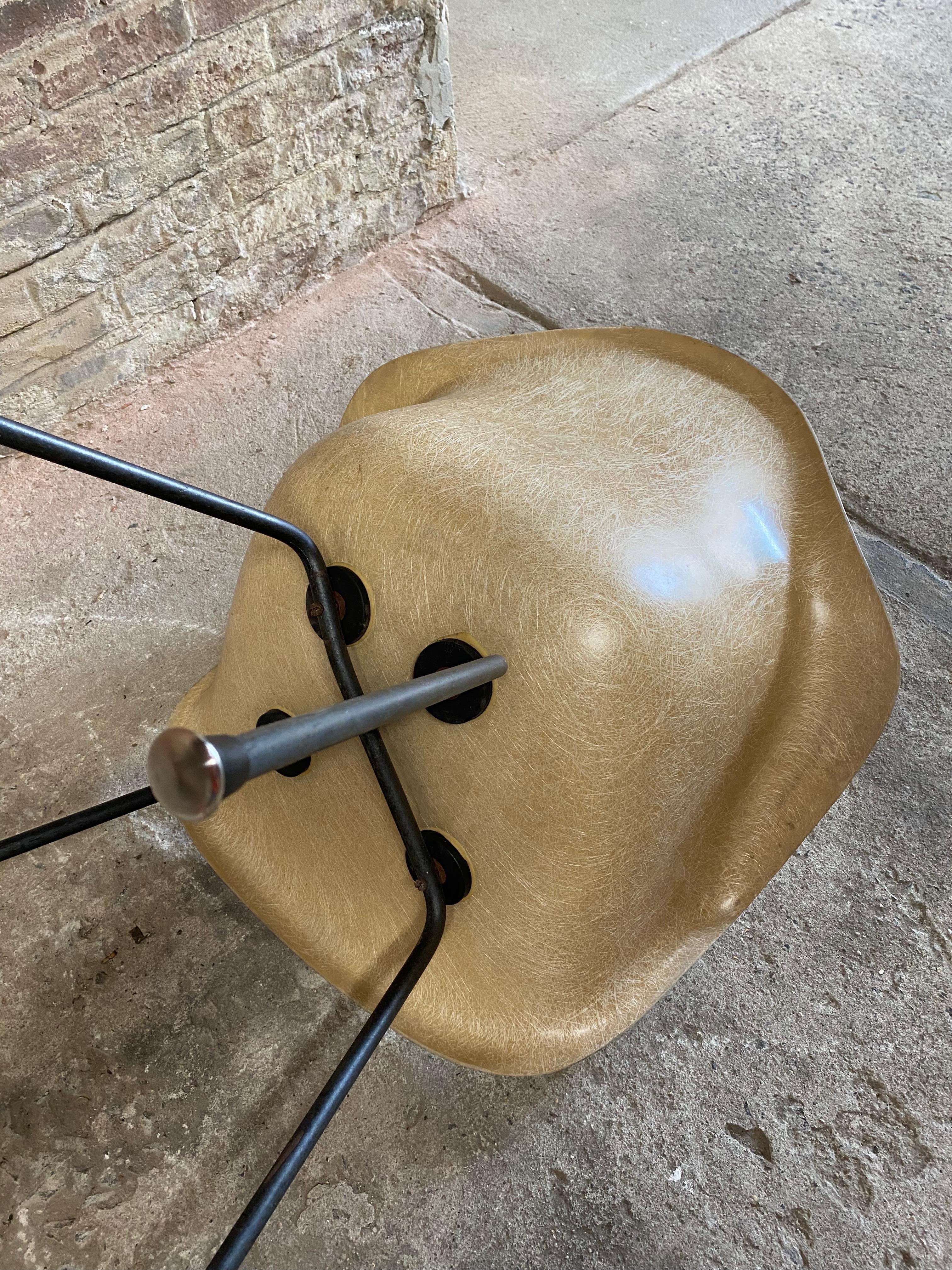 Mid-20th Century Early Eames DAX Shell Chair For Sale