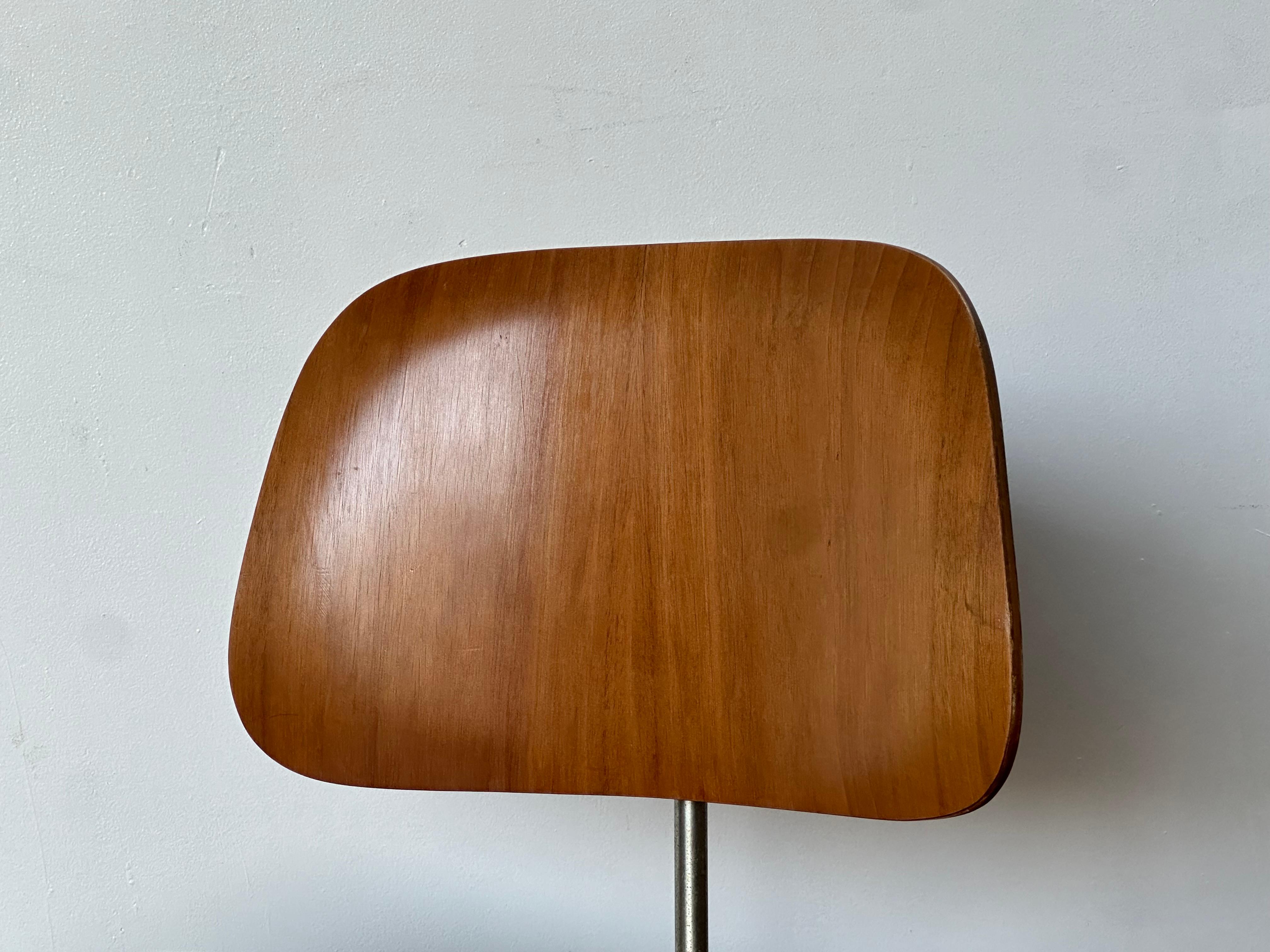 Early Eames DCM Dining Chair by Herman Miller, 1950s Edition For Sale 1