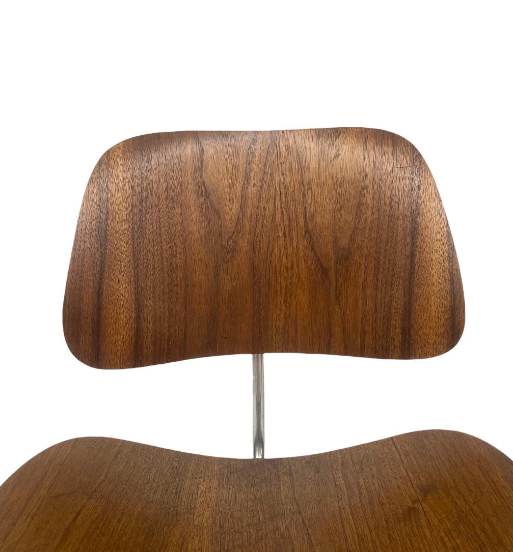 Early Eames DCM Dining Chair in Walnut by Evans Products In Fair Condition In Brooklyn, NY