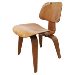 Early Eames DCW pour Herman Miller