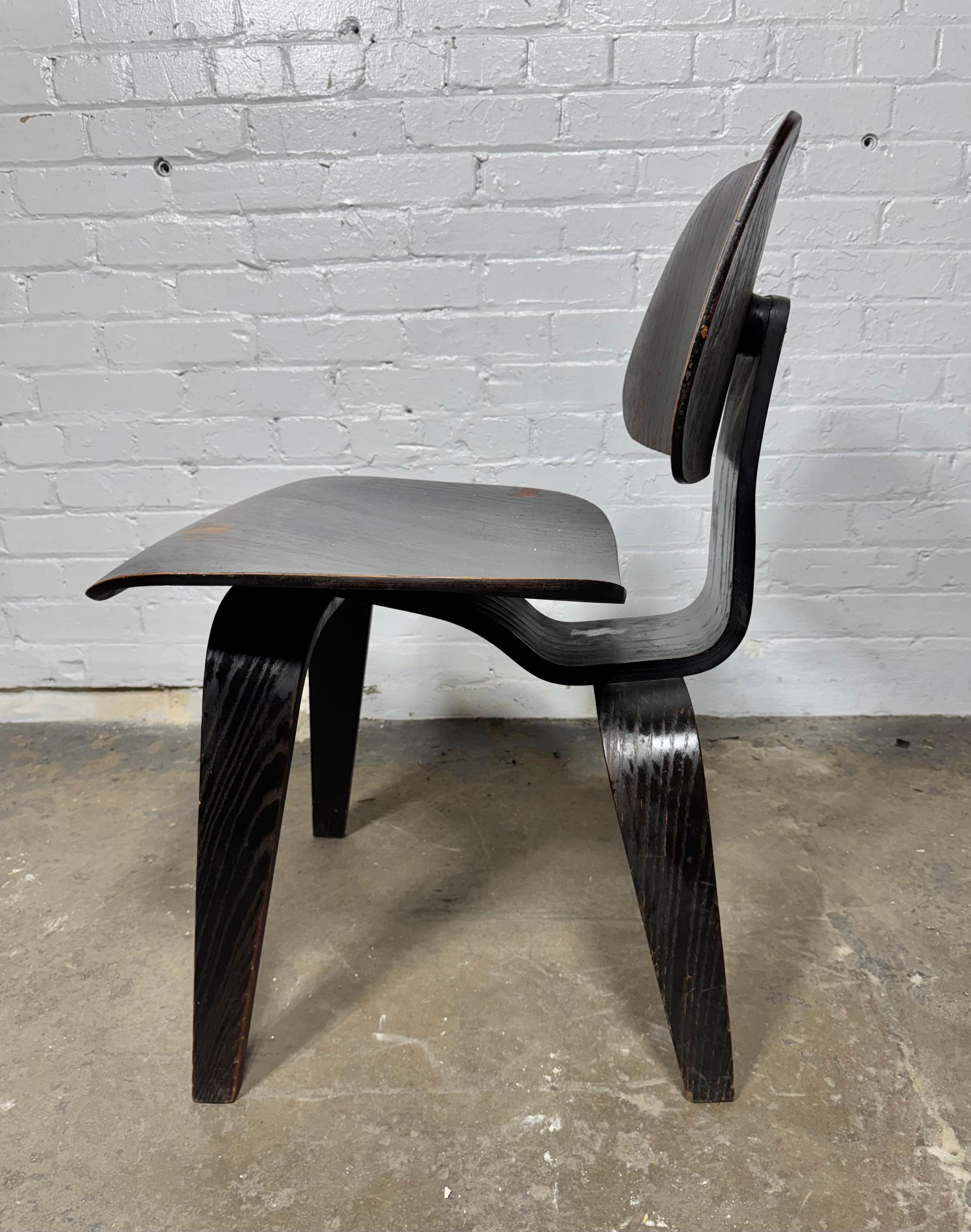 Early Eames DCW (Con etiqueta Evans) anilina negra Moderno de mediados de siglo en venta