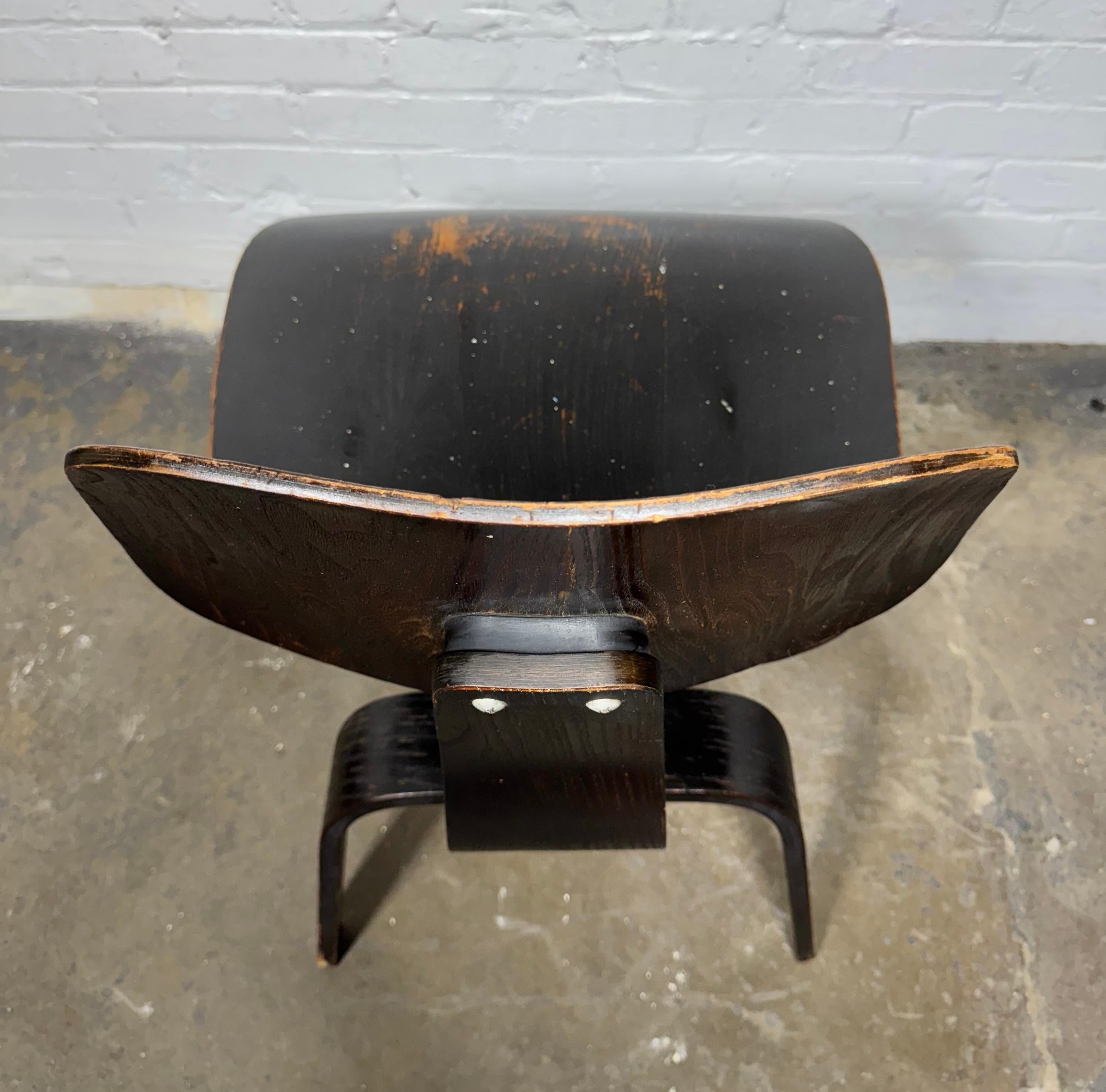 Early Eames DCW (Con etiqueta Evans) anilina negra mediados del siglo XX en venta